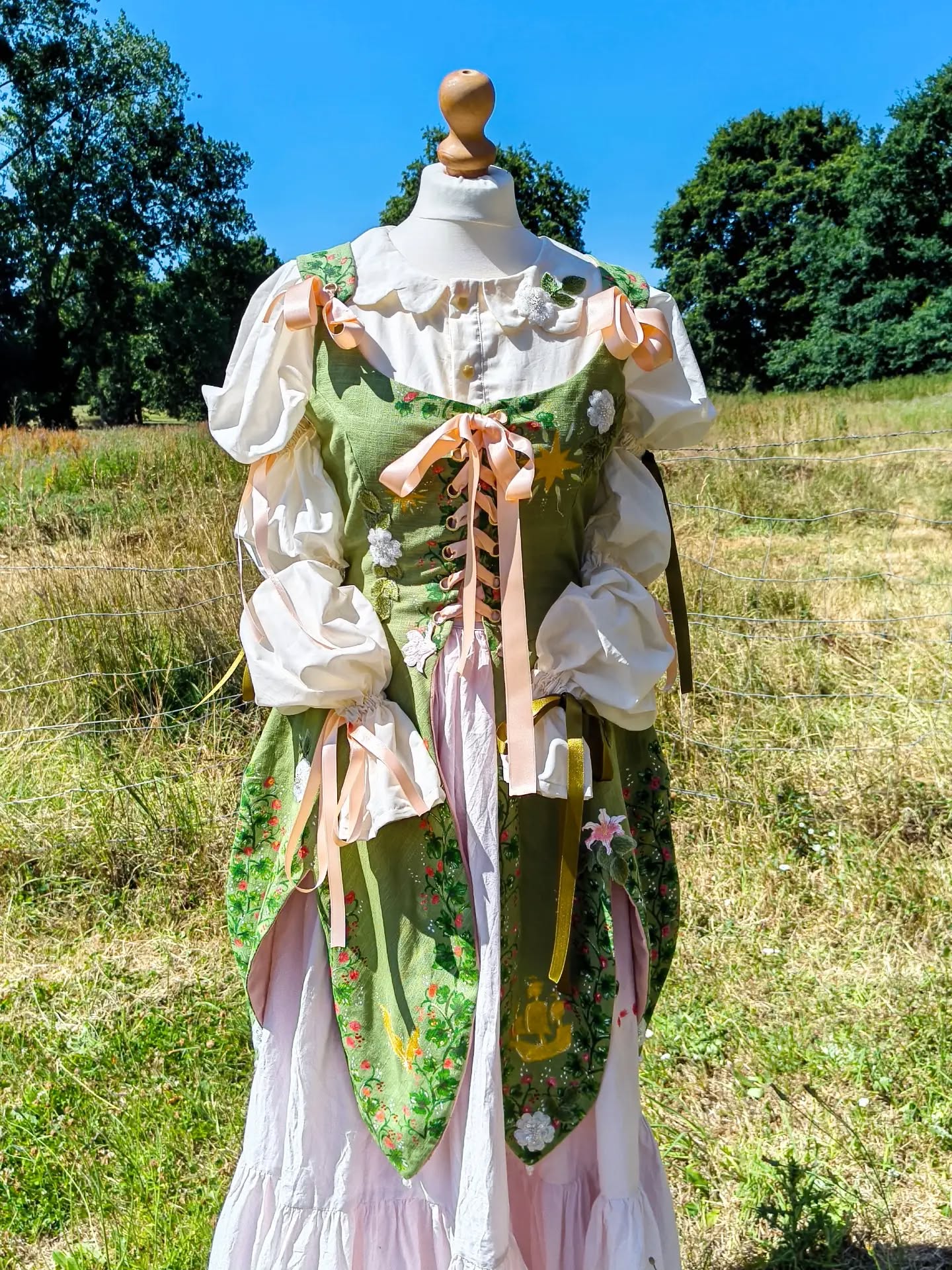 ✨Deuxième étoile à droite et tout droit jusqu'au matin✨
🍃Quelques photos de plus de la tenue Peter Pan et de ses jolies détails 🌷
#smallbusiness #folkart #slowfashion #artisanmade #handpainted