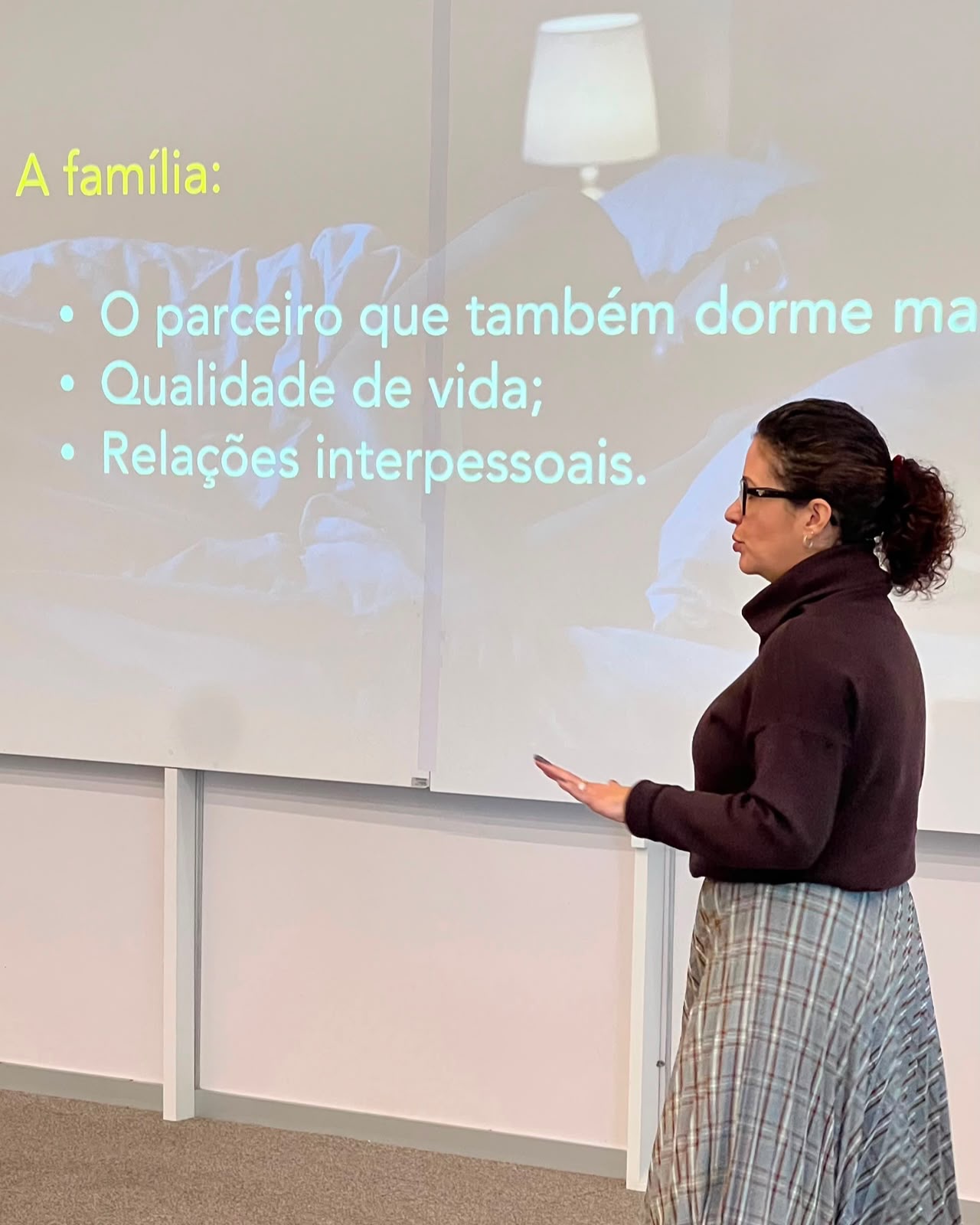 A saúde do trabalhador começa com a conscientização. ⚠️
Neste TBT, relembramos a participação da Dra. Simone na SIPAT da AXIA Energia, levando um tema que impacta milhões de brasileiros: a saúde do sono e o ronco.
Muitas pessoas acreditam que roncar é algo normal. Mas, em diversos casos, o ronco pode ser um sinal de alterações respiratórias que comprometem a qualidade do sono, aumentam o cansaço durante o dia, reduzem a concentração e podem afetar a saúde e a segurança no ambiente de trabalho.
Falar sobre prevenção também é cuidar das pessoas. 💙
Agradecemos à AXIA Energia pela oportunidade de contribuir com uma semana dedicada à promoção da saúde e da segurança dos colaboradores.