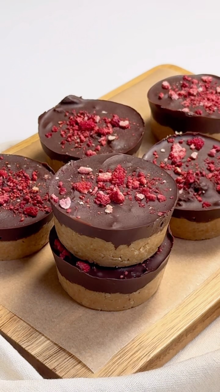 BOUCHÉES GOURMANDES AU BEURRE DE CACAHUÈTE & AUX FRAMBOISES 🍓🥜🍫
Des bouchées ultra gourmandes et healthy au beurre de cacahuète, chocolat noir et framboises.
Une recette sans cuisson, facile et délicieuse. La pause gourmande cet été!
INGRÉDIENTS
Base de pâte à cookie
- 150 g de farine d’avoine
- 50 g d’amandes moulues
- 80 g de beurre de cacahuète
- 60 g de sirop d’érable
- Un peu de lait (facultatif)
Garniture
- Cacahuètes grillées
- @lesgranolasdejenny
- Framboises lyophilisées
- Chocolat noir fondu
PRÉPARATION ✨
- Mélangez la farine d’avoine, les amandes moulues, le beurre de cacahuète et le sirop d’érable jusqu’à obtenir une pâte (ajoutez un peu de lait si besoin).
- Répartissez la pâte dans des moules à muffins.
- Ajoutez les cacahuètes, notre granola et les framboises lyophilisées.
- Recouvrez de chocolat noir fondu et parsemez de framboises supplémentaires.
- Placez au congélateur pendant 30 minutes.
- Démoulez et dégustez !
#lesgranolasdejenny #granola #glutenfree #healthyfood #swissmade