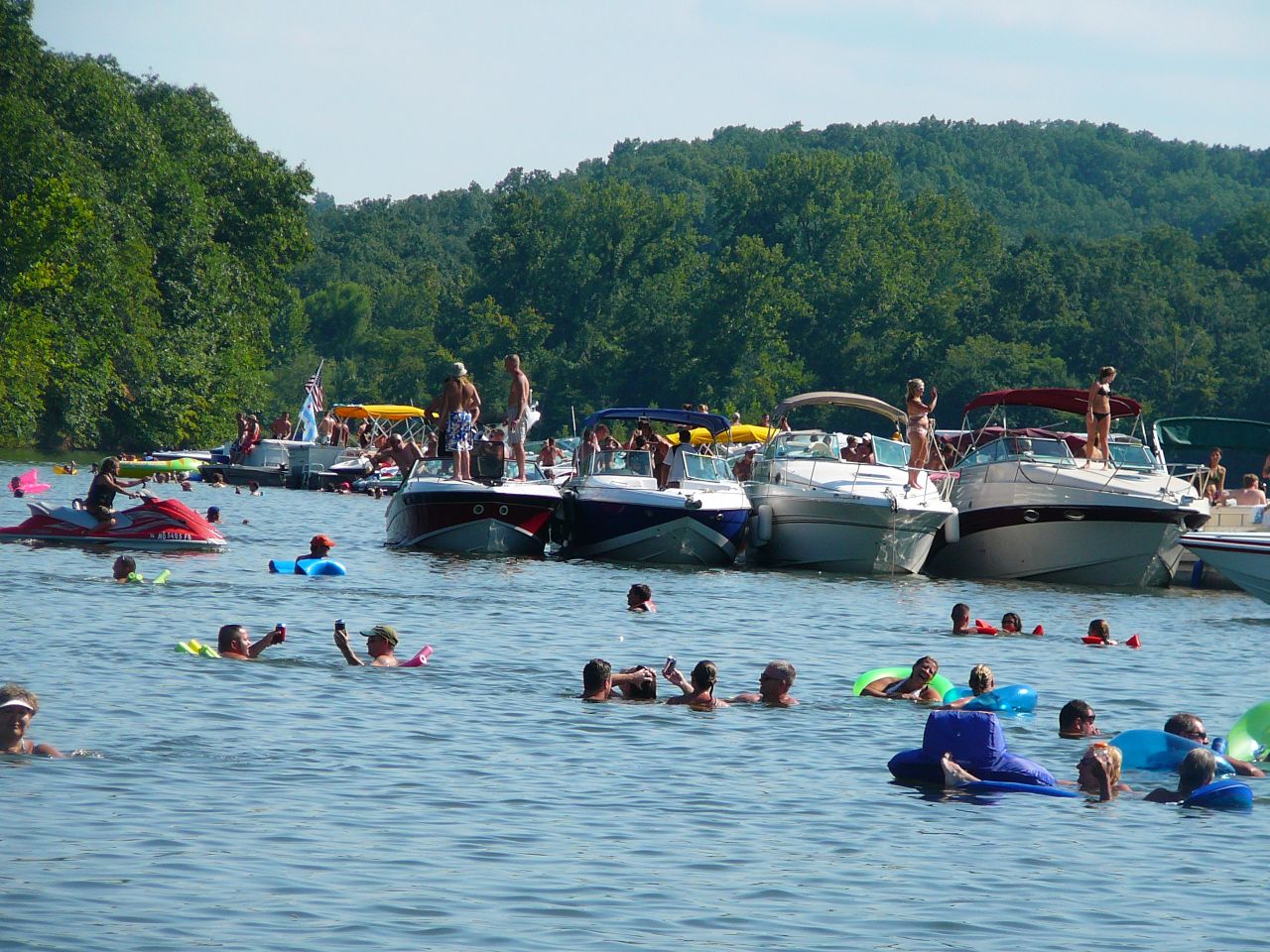 Hombre de 35 años muere ahogado en el Lake of the Ozarks. Las autoridades aún investigan las circunstancias del suceso. Lee más en el enlace en bio. Link in Bio #LakeOfTheOzarks #Noticias #StLouis #Seguridad #RedLatinaSTL