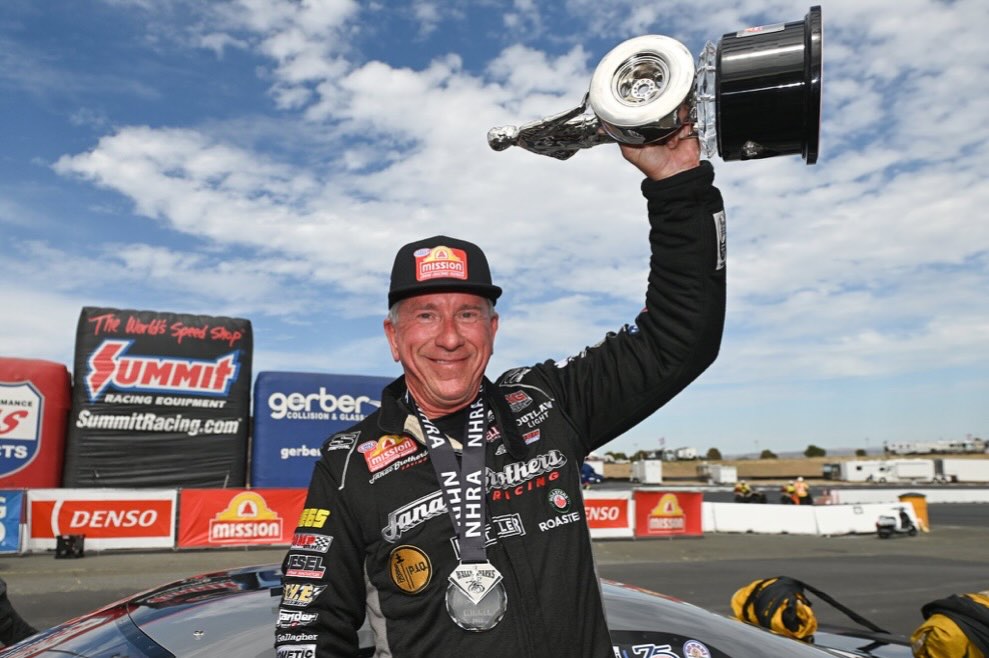BACK-TO-BACK IN SONOMA! #GregStanfield stays undefeated in wine country, cutting a .015 light to hold off Erica Enders on a razor-thin holeshot final! The Janac Brothers crew caps off an all-Elite Motorsports semifinal sweep!
#NHRA #SonomaNats #ProStock
Image: X: @ NHRA