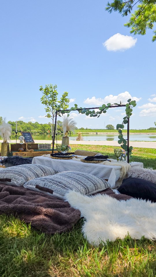 Another beautiful birthday picnic!
Happy birthday, Akech! š
Huge thank you to @grapes_and_gouda and @sweet.haven.desserts.oma for the amazing spread and vanilla macarons!
heartlandgatherings.com
š omaha, nebraska
#OmahaPicnics #LuxuryPicnics #OmahaNebraska #PicnicDate #BirthdayPicnic