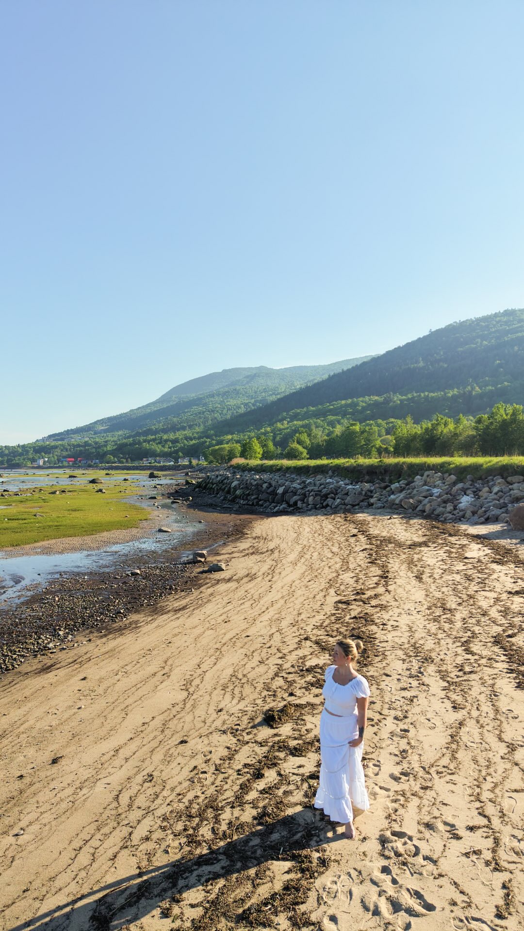 Ta définition du bonheur, c’est quoi?
Pour nous, c’est simple : ici. 🤍
Le calme, la brise du vent, la nature tout autour… et ce sentiment de ralentir enfin.
@amande.jager