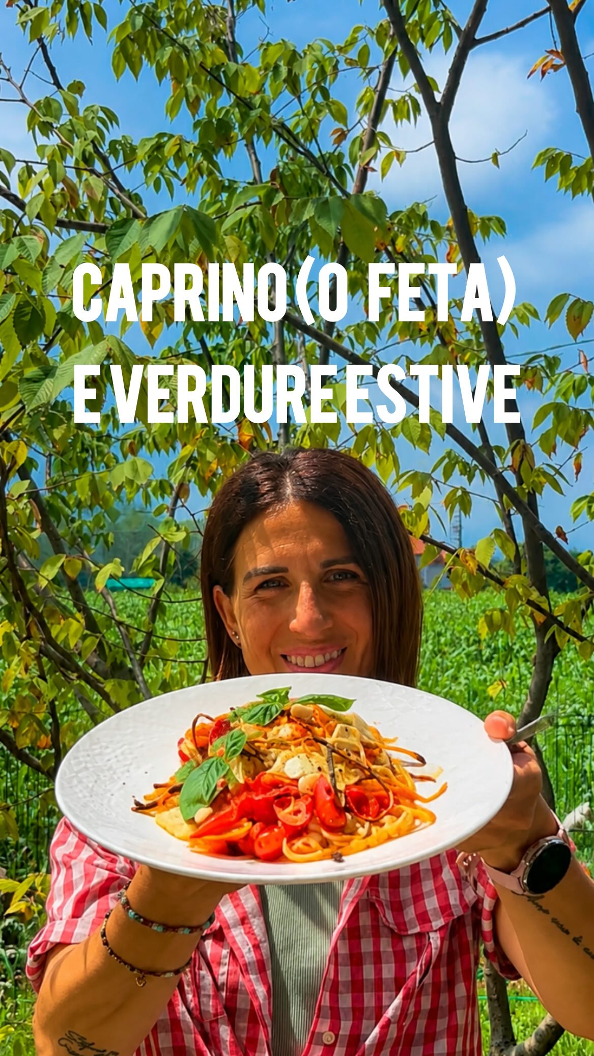 La cena estiva che preparo almeno una volta a settimana. Zero forno, massimo gusto. ❤️☀️
Quando fuori fa caldo, l’ultima cosa che voglio è accendere il forno. Ecco perché questa ricetta è diventata una delle mie preferite: pronta in soli 12 minuti con la friggitrice ad aria, fresca, leggera e ricca di sapore.
🥗 Ingredienti (2 persone)
• 1 pomodoro grande
• 1 carota
• ½ cipolla
• 2-3 fette di formaggio di capra (oppure 1 feta)
• Una manciata di mandorle
• Scorza di ½ limone
• Qualche foglia di basilico
• Olio extravergine d’oliva e sale q.b.
👩🏻🍳 Preparazione
Taglia il pomodoro a cubetti, la carota a julienne e la cipolla a rondelle sottilissime. Mescola circa 2/3 delle verdure e mettile nel cestello della friggitrice ad aria. Aggiungi il formaggio di capra (o la feta) e ricopri con le verdure rimaste.
Io utilizzo la mia @cosori.it con la funzione Roast a 180°C per 12 minuti.
Impiatta e completa con mandorle tritate grossolanamente, scorza di limone grattugiata, basilico fresco e un filo d’olio extravergine.
💚 Perché fa bene?
Il pomodoro è ricco di licopene, un potente antiossidante, mentre la carota apporta beta-carotene, prezioso per pelle e vista. Le mandorle forniscono grassi buoni e vitamina E, il formaggio aggiunge proteine e calcio, e il basilico con il limone regalano freschezza e profumo. Un piatto completo, equilibrato e perfetto per l’estate.
✨ Semplice, veloce e talmente buona che finirai per prepararla anche tu più volte durante l’estate.
💬 Salva questa ricetta per le giornate più calde e dimmi nei commenti: la prepareresti con il formaggio di capra o con la feta?
ricetteestive #friggitriceadaria #valigiainfarinata #cosori ricetteveloci #cenaestiva pranzosano healthyfood estateatavola foodreels ricettefit mangiaresano ricettadelgiorno #20luglio2026ε