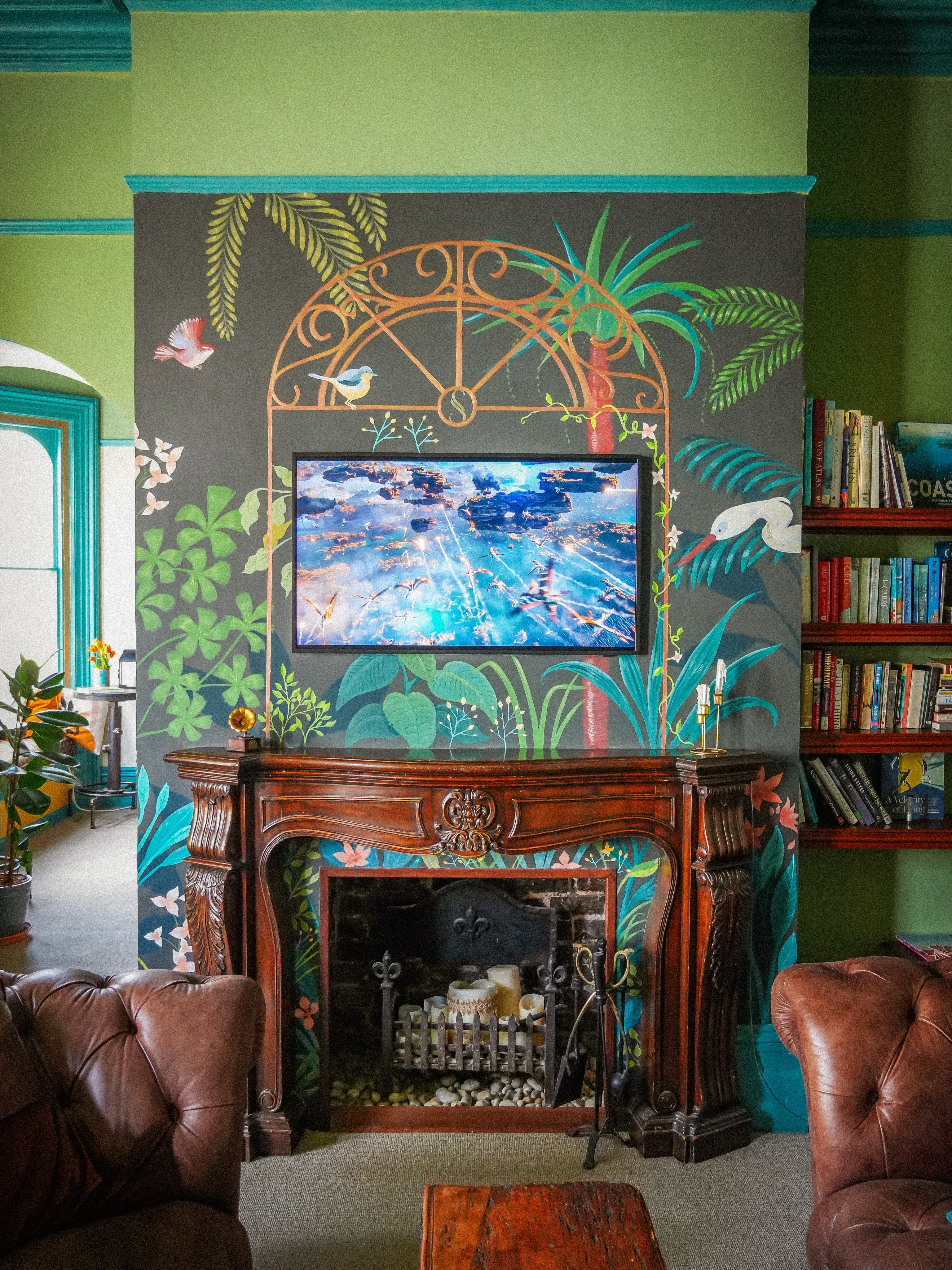 Art transforms spaces and creates memories. We present our TV lounge, a true beating heart of the hotel, where conversations flow and community grows stronger.
This welcoming haven has now been redefined by the talent of an artist @camisan_design who has left her mark in every brushstroke.
In this setting, the beauty of the imperfect comes to life. The botanical paintings delicately layered over the natural marks of the wall and the period fireplace are not mere decorative details; they are a celebration of authenticity and history blending with modernity. The artist found a living canvas in the rough texture of the wall, where fluttering leaves and colourful birds seem to emerge from the structure itself.
Every corner is an invitation to slow down, connect and appreciate the art that surrounds us. Come and experience unforgettable moments in our lounge!