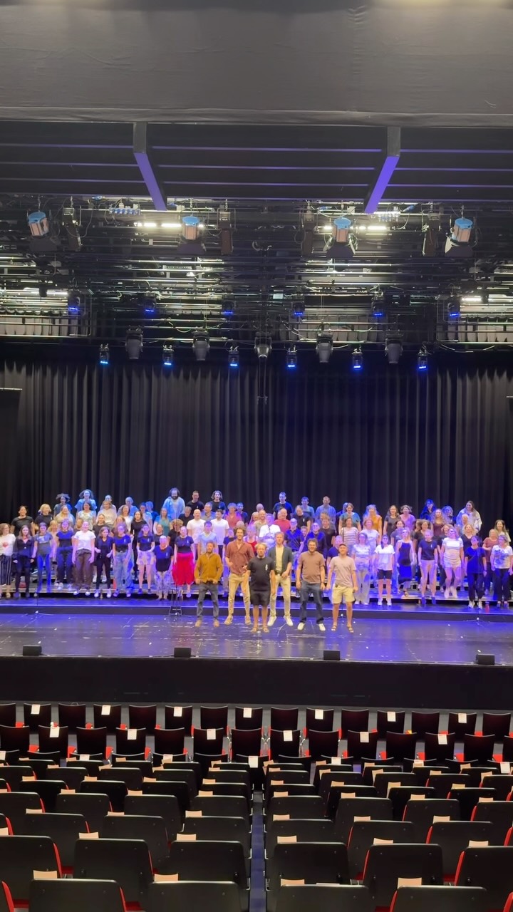 Ein Chorleiter kommt selten allein…
Und ehe man sich versieht, ist die Bühne voller Stimmen✨
Danke an @andersacappella, den Projektchor und alle im Publikum für diesen unvergesslichen Konzertabend! 😍🫶🏼Wir gehen dann mal wieder in Erinnerungen schwelgen! 🥰
@stuttgarter.chortage @holgerfrankheimsch
#chorstuttgart #0711 #chormusik #singenmachtglücklich #chorliebe