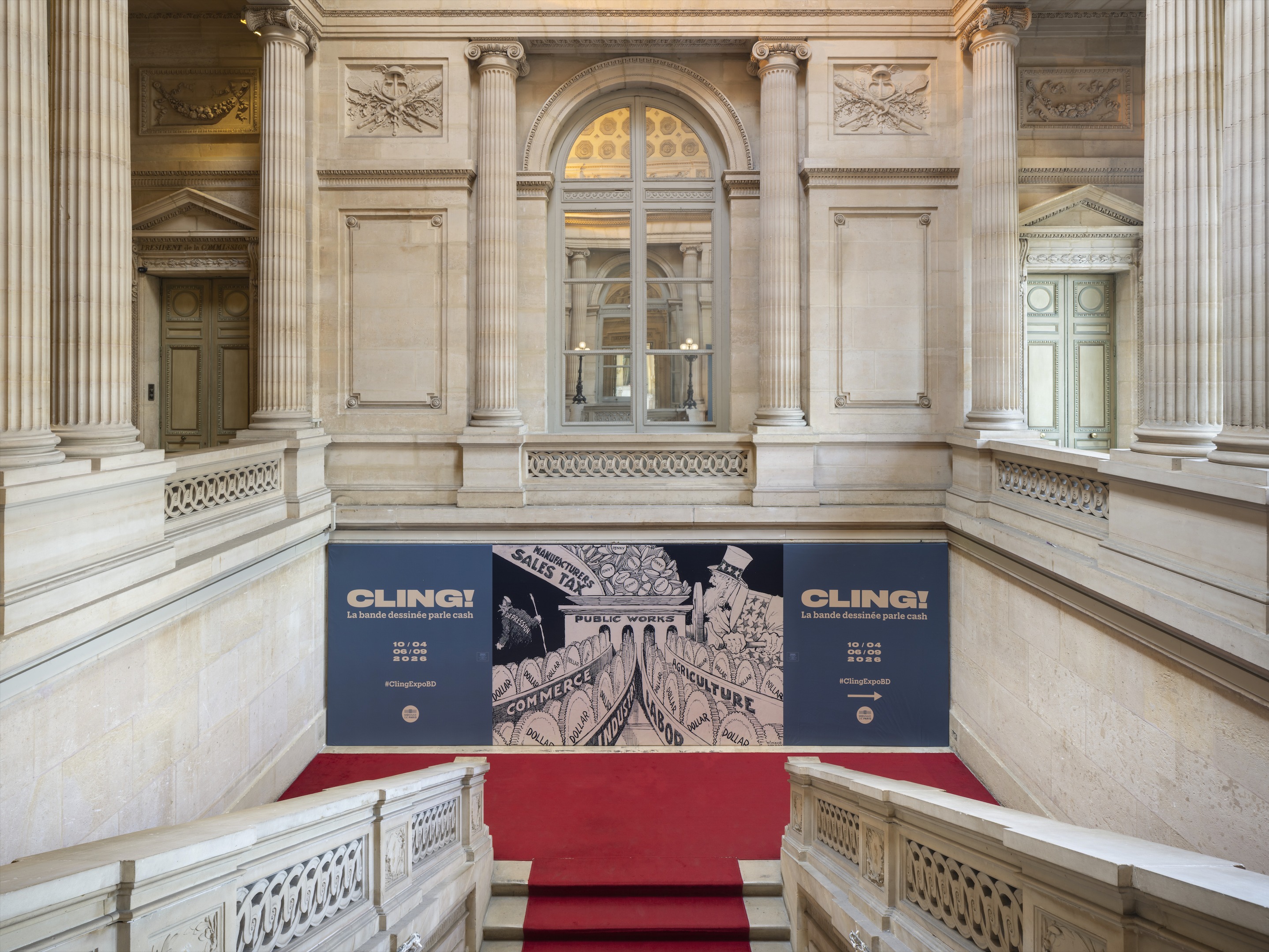 L'exposition CLING ! La bande dessinée parle cash présentée à la @monnaiedeparis est construite autour de huit grandes figures présentes dans la bande dessinée : les Aventuriers, les Voleurs, les Joueurs, les Épargnants, les Milliardaires, les Marginaux, les Faussaires et les Alchimistes.
Réparties dans chacune des sections de l'exposition, les œuvres prêtées par 9e Art Références prennent place au sein d’une scénographie adaptée à chaque thématique et témoignent de la manière dont les auteur.rice.s de bande dessinée explorent ce sujet universel et intemporel qu'est l'argent.
📍 Monnaie de Paris
🗓️ Jusqu'au 6 septembre 2026
📷 © Martin Argyroglo
