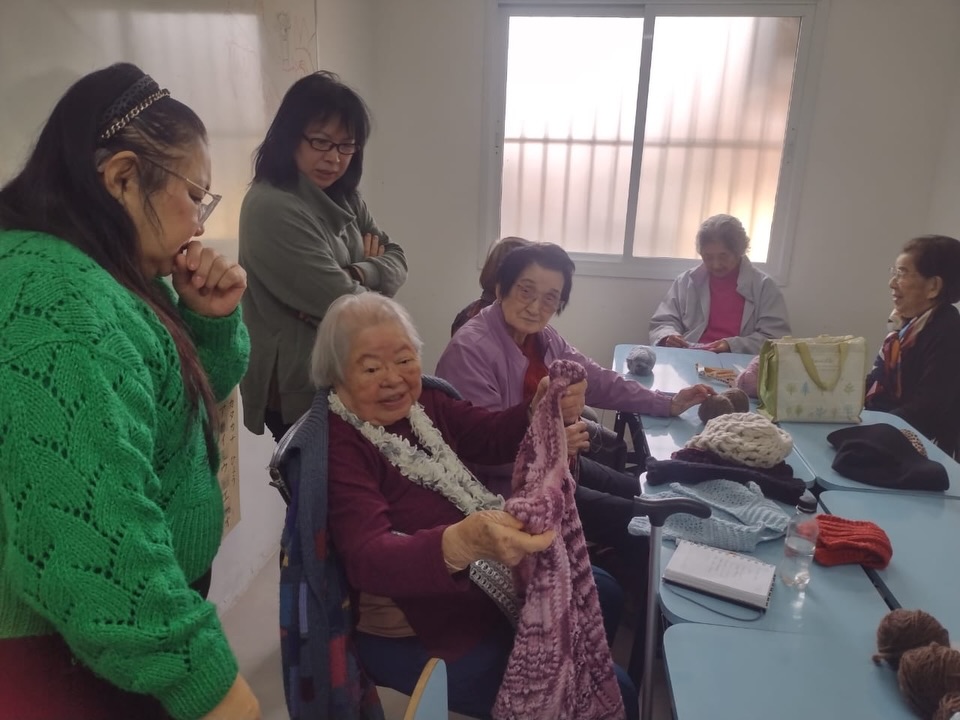 Confira alguns registros das oficinas realizadas durante o mês de julho no Projeto dos Idosos!
A cada encontro, nossos participantes vivenciam momentos de aprendizado, convivência e troca de experiências por meio de atividades que promovem bem-estar, criatividade e integração.
Agradecemos às profes voluntárias e a todos que fazem parte deste projeto e contribuem para o seu sucesso.
🌸 As oficinas acontecem mensalmente! Acompanhe nossas redes sociais para conferir a programação e as datas dos próximos encontros. Esperamos por você!