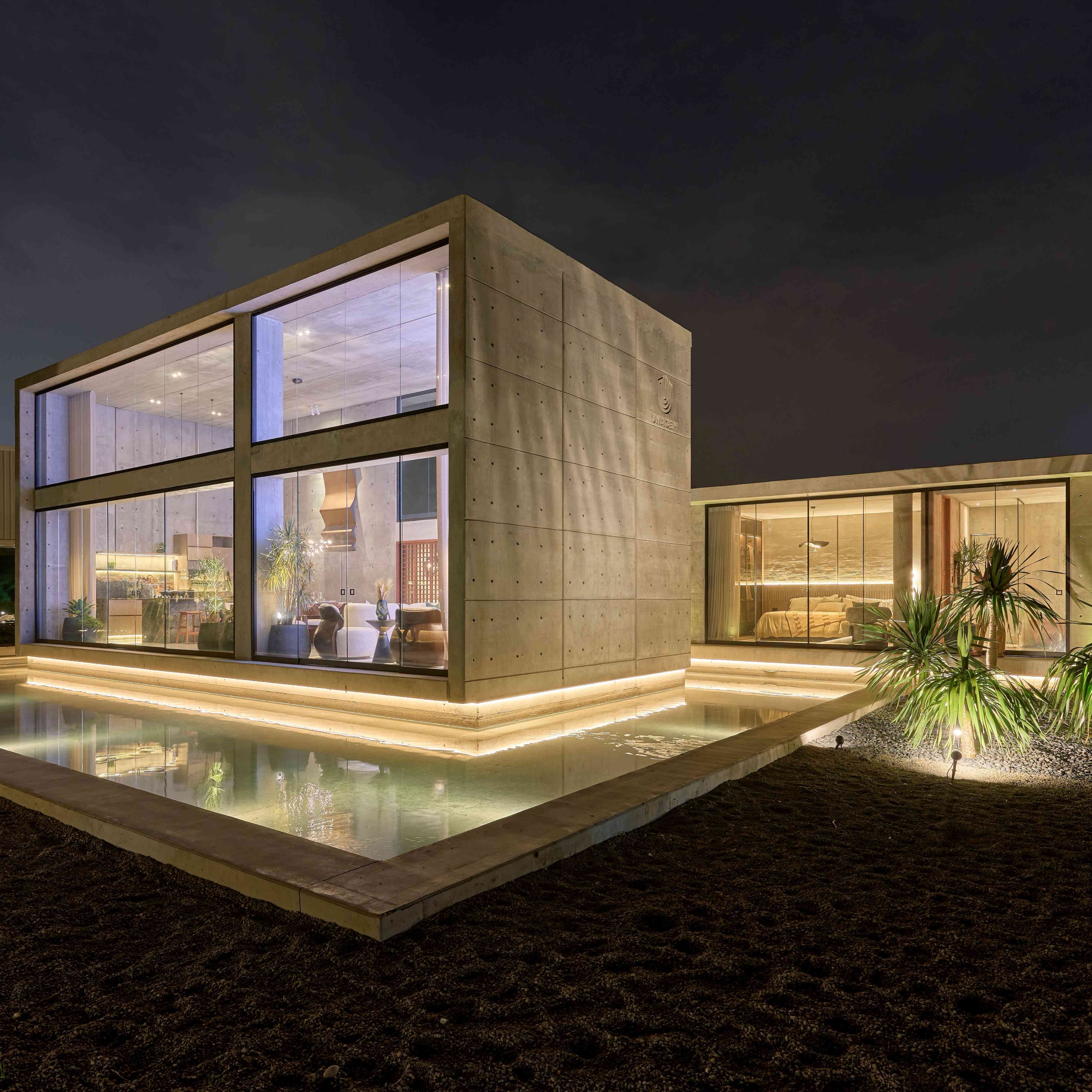 Esta casa nace desde una mirada consciente sobre la arquitectura, donde el concreto no se siente frío sino que te abraza. “Quisimos crear un refugio de calma; un espacio que conecte con la luz, las sombras, la naturaleza y el tiempo. Aquí cada material convive en equilibrio: la monumentalidad se vuelve silenciosa y la materia cobra alma”, dice la arquitecta de interiores Katty Rondón, quien diseñó este proyecto para Casacor 2026, junto con Pepe y Alonso Orrego, de Metrópolis Oficina de Arquitectura, y la paisajista Marcia Lenz. “Más que diseñar una casa, diseñamos una experiencia para sentir, respirar y permanecer”, agrega Katty.
Cabe mencionar que Eternidad Consciente fue reconocido como Mejor Proyecto Arquitectónico y Mejor Experiencia Espacial por Casacor Perú.
@kattyrondonarquitectura
Arquitectura: @metropolisperu
Paisajismo: @marcialenzpaisajismo
Fotos: @oscardelcarpioa
@casacorperu