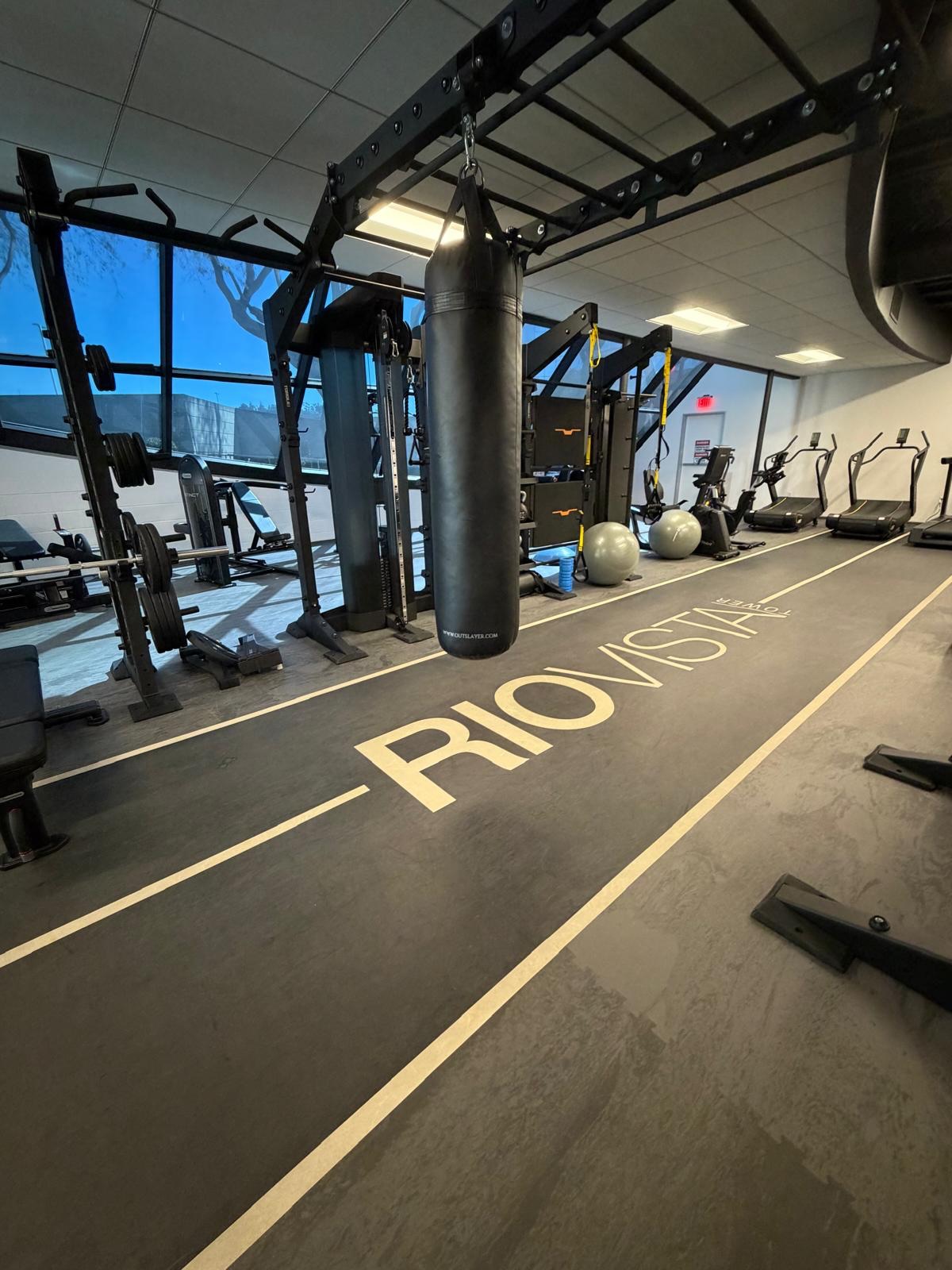 Corporate Fitness 👨🏻💻💪🏻
The workplace of tomorrow starts with employee wellbeing.
Modern offices are no longer just places only to work, they’re spaces designed to inspire, connect and support healthier lifestyles. Premium fitness facilities have become an essential part of the workplace experience, helping companies attract talent, improve wellbeing and strengthen their corporate identity with state-of-art fitness institutions like this in Rio Vista Tower ☀️
🇺🇸 Thanks @fitness.direct to make it possible
#paviflex #gymflooring #corporatefitness