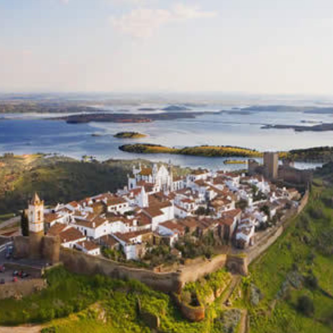 Descobrir | Discover
A nossa localização excecional, na base de Monsaraz e junto ao Lago Alqueva, permite partir à descoberta da natureza, do património, da cultura e das gentes alentejanas de carro, bicicleta ou a pé.
Our exceptional location, at the foot of Monsaraz and next to Lake Alqueva, allows you to explore the nature, heritage, culture, and people of the Alentejo by car, bike, or on foot.
I: www.montimerso.pt/para-la-da-fronteira-montimerso
I: info@montimerso.pt
#monsaraz #alqueva #discover #descobrir #montimerso