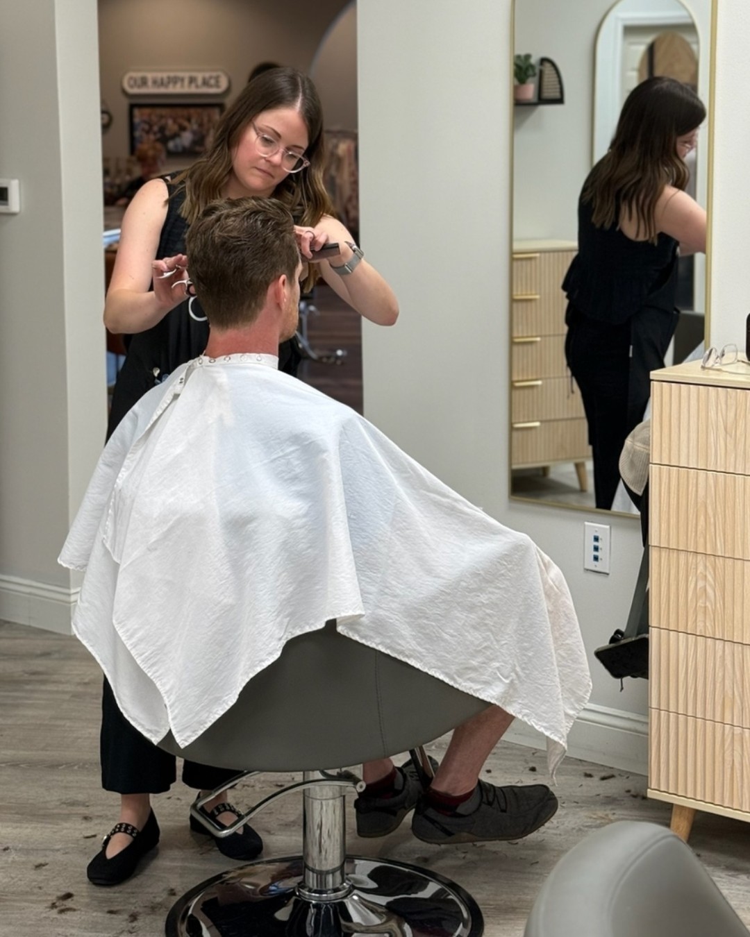 ✂️ Great hair isn't just for the ladies.
Whether you're looking for a fresh fade, a classic cut, or simply keeping your style sharp, our team is here to help you look and feel your best.
Need a new barber or stylist?
Take our Meet Your Curl Quiz (link in bio), and we'll match you with the right fit.
Fresh cut.
Fresh confidence.
Ready for whatever comes next.
#MensHaircut #FortWayneHairSalon #MeetYourCurl #BeautyFeelsBetterHere
