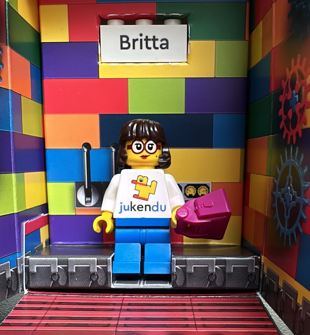 🧱 Wenn aus einer kleinen Legofigur eine große Wertschätzung wird …
Wie genial ist bitte diese personalisierte Legofigur? 😍 Ein riesiges Dankeschön an den Spender, der sich diese besondere Überraschung für mich und jukendu ausgedacht hat. Solche Gesten zeigen, dass die kleinen Dinge oft die größte Wirkung haben.
Und genau das ist auch die Idee hinter LEGO® Serious Play®.
Mit den kleinen Steinen entstehen große Gespräche. Gedanken werden sichtbar, Herausforderungen greifbar und Lösungen gemeinsam entwickelt. Was zunächst spielerisch aussieht, schafft oft genau das, was in klassischen Workshops fehlt: echte Beteiligung, neue Perspektiven und nachhaltige Erkenntnisse.
Ob Teamentwicklung, Strategie, Führung oder Veränderungsprozesse – mit LEGO Serious Play entstehen Ideen, die im Kopf bleiben, weil sie mit den Händen gebaut wurden.
Manchmal braucht es eben nur ein paar Steine, um neue Wege zu erkennen. 🧱✨
Wer hat schon einmal an einem LEGO Serious Play Workshop teilgenommen oder wäre neugierig, das auszuprobieren?
#LEGOSeriousPlay #Workshop #Teamentwicklung #Innovation #leadership