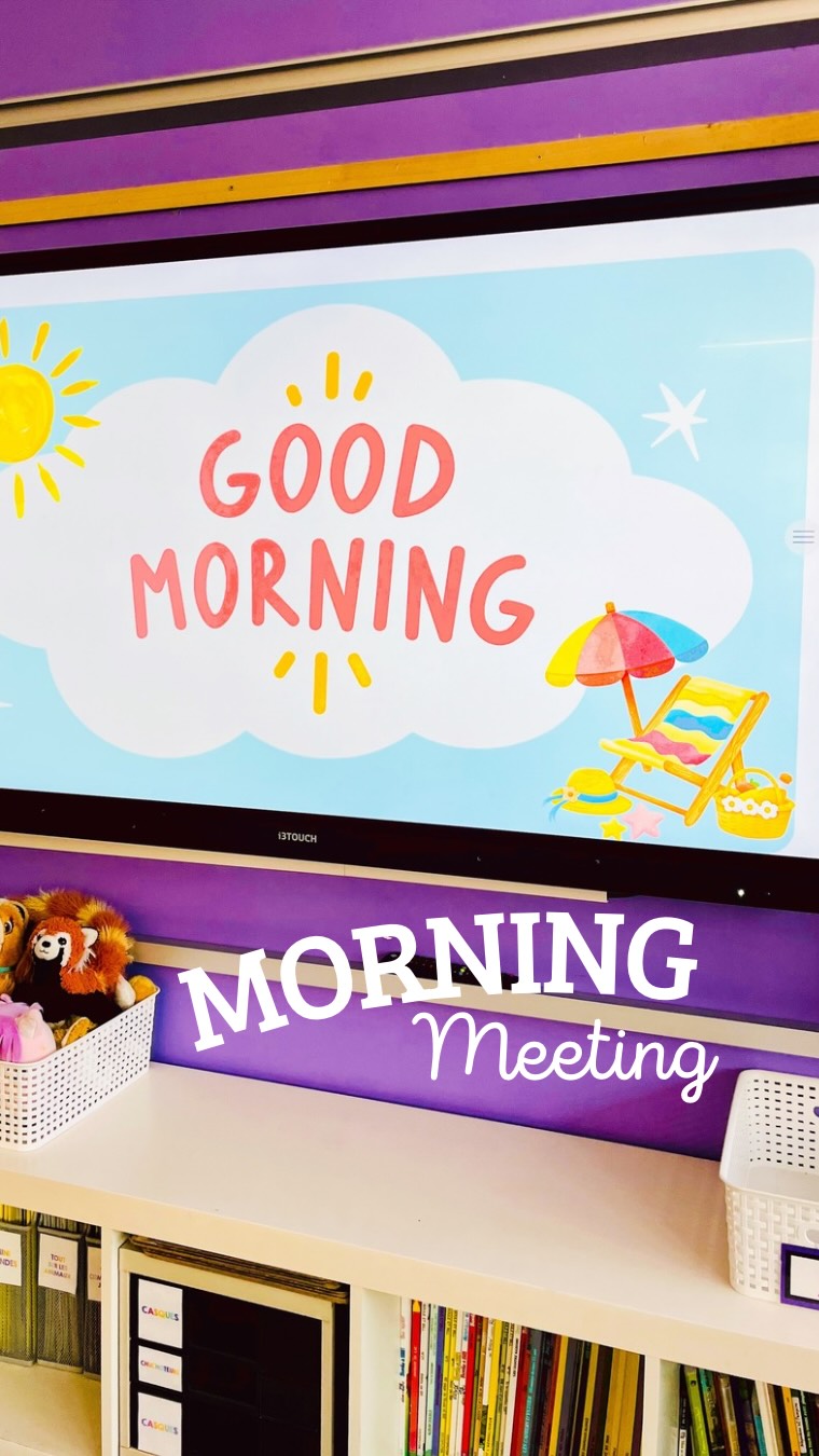 R•E•G•R•O•U•P•E•M•E•N•T
▶️ Comment tu fonctionnes dans ta classe le matin ?
Aujourd’hui je vous propose d’échanger avec moi sur l’accueil des élèves le matin.
Les miens montent en classe directement et c’est moi qui les surveille ou ma collègue si je dois surveiller le couloir. Ils s’installent et ensuite ils sortent leurs affaires etc…
Quand ça sonne, on se regroupe tous au fond de la classe dans mon coin bibliothèque avec les canapés et le tapis. Puis on prend le temps de se dire « good morning » et je prends la température de la classe en leur demandant « how are you today? » ensuite chacun peut dire pourquoi ils se sent bien, mal etc … on s’écoute et ensuite on continue avec d’autres petits rituels en anglais.
Cela nous permet d’aborder plusieurs points comme la météo, les jours de la semaine, les mois, les saisons mais aussi les nombres avec les absents et le nombre de jours d’école que l’on donne en anglais.
Mon « morning assistant » prend le temps de tout mettre dans le tableau de notre morning routine et inscrit le nombre de jours d’école également !
C’est un moment que j’adore et les élèves aussi. Ça donne un petit moment d’expression pour eux le matin avant de commencer la journée. Généralement ceux qui sont fatigués ou tristes expliquent pourquoi et ça me permet d’adapter en fonction.
La slide « good morning » change en fonction des mois et des saisons évidemment ! 😂
Je vais peut être « pimper » un peu tout ça pour la nouvelle année après avoir testé un an complet.
Merci à @labubblymaitresse chez qui j’ai vu un regroupement avec les humeurs etc pour ses idées que j’ai adaptées à ma classe !
Qu’est ce que vous en pensez ?
Maitresselili_lh ✨
#maitresselililh #teampe #cm2 #cm1 #maitresse