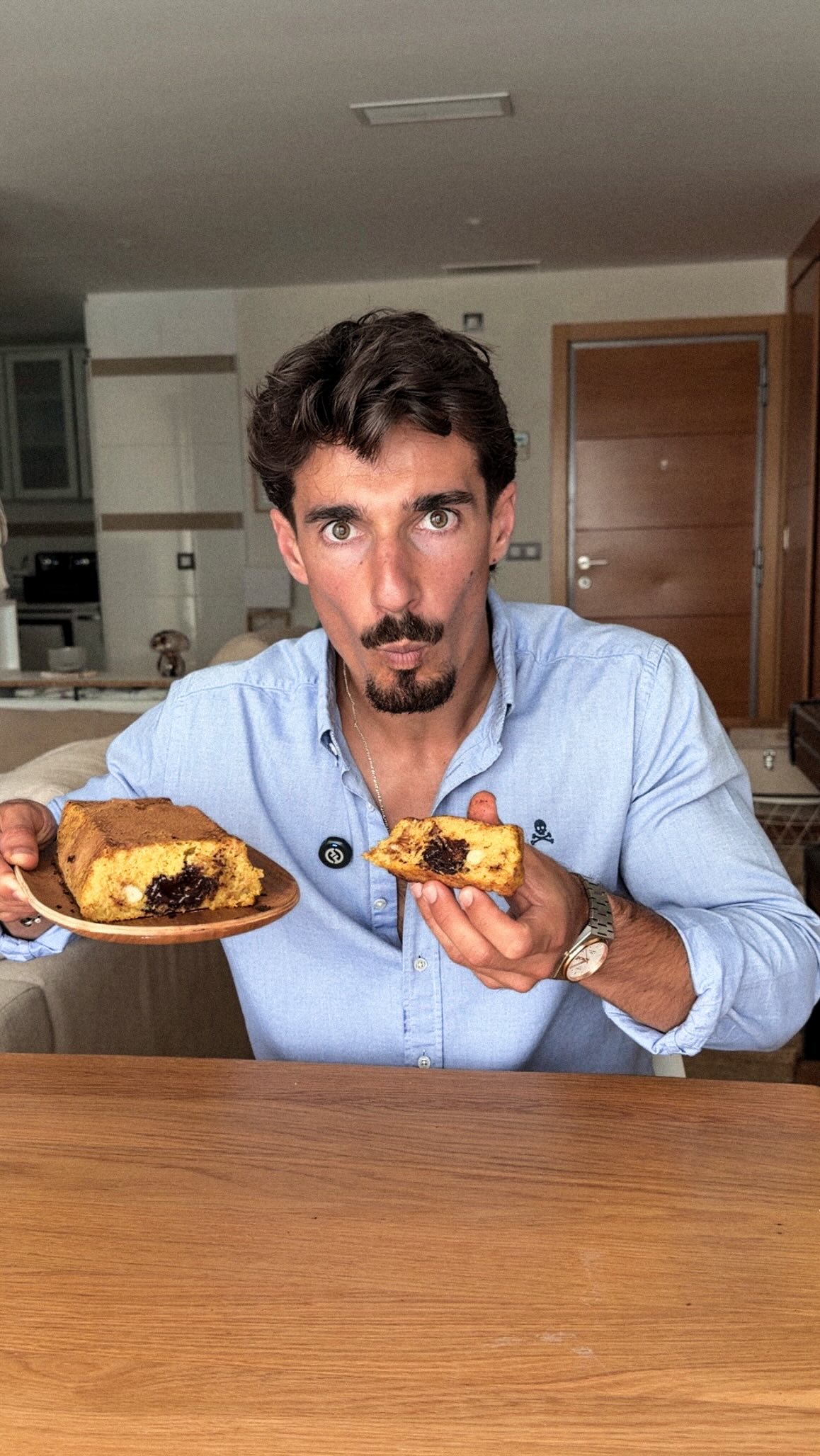 El bizcocho más sanote de instagram por mi madre 👩🏼
- 150g de avena (a ojo)
- 1 naranja pelada y troceada
- 2 manzanas peladas y troceadas
- Frutos secos
- 1-2 onzas choco negro
- Pasas o dátiles
- Canela al gusto
Dadle un chance a la jefa. Nunca se ha complicado en la cocina, pero saca unos recetas fáciles y rápidos como esta maravilla.
De corazón, está espectacular.
Ya nos contaréis!! Tendréis a mi madre atenta así que cuidadla en los comentarios.
A ver si no me mata por subir este vídeo…
A disfrutar con salud familia 🧡
#recetassaludables #healthyrecipes #dietistanutricionista #nutricionista #sinazucar