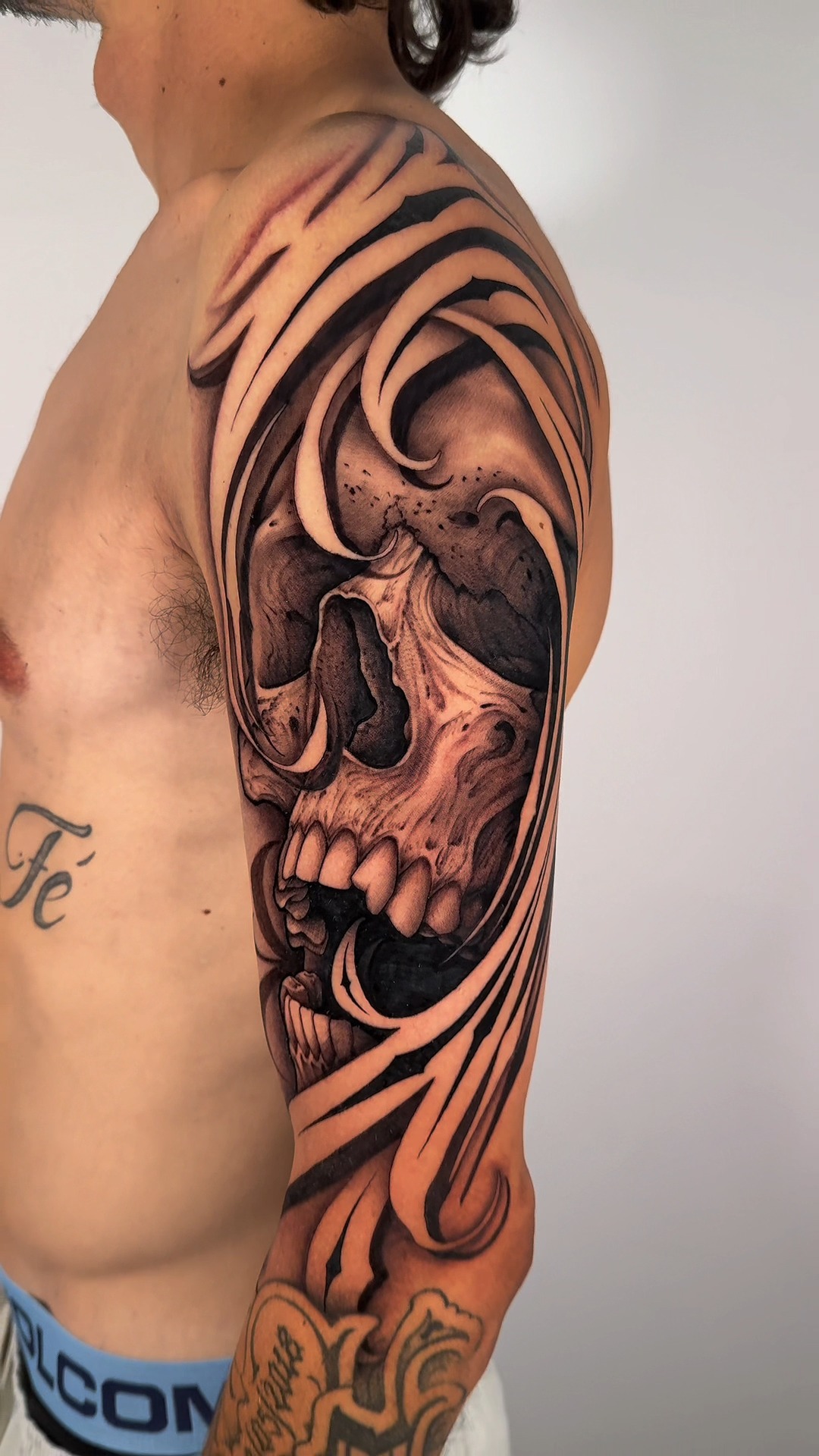 A bold custom piece by @pma.ink , built with strong contrast, movement, and presence.
The skull, the flow, and the heavy black shapes come together to create a tattoo that follows the arm naturally while making a powerful visual impact.
Clean execution. Strong composition. A piece made to stand out.
NOW BOOKING
For appointments and more info, visit the link in bio.
PROSPECT INK
PREMIUM TATTOO STUDIO
Modern concept & ocean views
1224 Prospect St, Suite 150, La Jolla
Complimentary After Inked aftercare products for our clients.
Sponsored by @afterinked
#ProspectInk #PedroTattoo #SkullTattoo #BlackAndGreyTattoo #IllustrativeTattoo #CustomTattoo #TattooArtist #LaJollaTattoo #SanDiegoTattoo #SleeveTattoo #BoldTattoo #TattooDesign #LaJollaCA