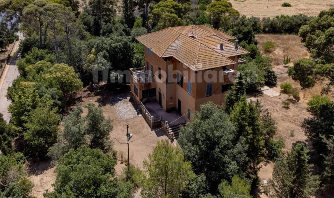 𝐕𝐢𝐥𝐥𝐚 𝐒𝐚𝐞𝐭𝐭𝐚, 𝐌𝐨𝐧𝐭𝐞𝐫𝐨𝐧𝐢 𝐝𝐢 𝐋𝐞𝐜𝐜𝐞
This villa has been in our family for generations, and it is with much feeling that my sister and I have decided the time has come to pass it into new hands. We hope it will find owners who will love it as we have, people who can see its potential beyond a B&B or holiday let, and imagine something larger for it. Its scale and character lend themselves beautifully to a residential school, an academy, a place of study or retreat.
An enchanting English-style noble villa in the heart of Salento, built in the early 1900s and set within one hectare of private park (with room for a pool). Just 15 minutes from Lecce and 20 from the beaches of Porto Cesareo.
Enter through a majestic stone archway, past the family’s Gothic-style chapel that marks the edge of the grounds. The villa rises across three floors of roughly 200 sqm each, plus an attic and a separate 56 sqm outbuilding. Its singular architecture invites many lives: a retreat, a place for entertaining, study, or hospitality. Period details throughout: original herringbone parquet, solid-wood doors and frames, and generous wood-framed windows.
A wide terrace leads to a grand entrance, where a vaulted atrium and a beautiful wooden staircase connect all three levels. The raised ground floor holds the reception rooms with coffered ceilings, a large kitchen, and service spaces; the first floor, five bedrooms and four bathrooms (two opening onto a panoramic terrace); the second, two further bedrooms, a bathroom, and storage. A lovely park of fruit and ornamental trees surrounds it all.
Proposals are welcome.
Asking price: €650,000. Listed on Immobiliare.it (listing 130855774) Enquiries to Ms Elena Canali, whose contact details can be found on Immobiliare.it
See also YouTube video ‘VillaSaetta’, to be accessed via Immobiliare.it
#salento #villaforsale #lecceproperty #historichomes #italianrealestate
