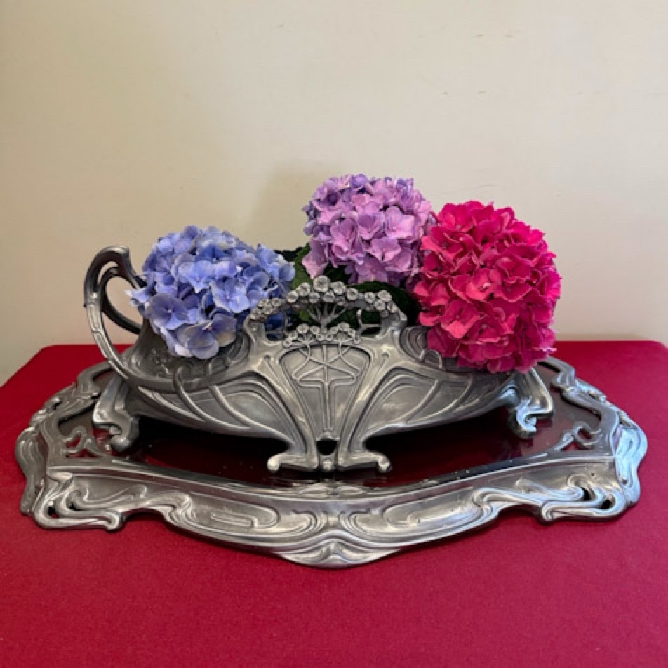 Superbe jardinière avec son surtout époque Art Nouveu .
Jardinière en étain poli mat et brillant .
Surtout étain et verre .
Dimensions :
Jardinière :
40 cm de longueur par 15 cm de large sur 14 cm de hauteur
Poids : 4kg 200
Surtout :
53 cm de long par 40 cm de large , hauteur 3,5 cm
Poids 3kg400
Très jolie pièce décorative ancienne , au vu de son âge elle présente quelques petites usures à savoir le bac amovible est taché et petites perforations mais rien de grave puisque la jardinière à un fond plein .
Le surtout à un petit trou à l’arrière.
L’ensemble est passé entre les mains du polisseur qui à réalisé un polissage mat et brillant sur les arrêtes.
🛒Prix et disponibilité dans la boutique en ligne
#jardiniere #artnouveaustyle #decoration #antiquites #misslittlebottle