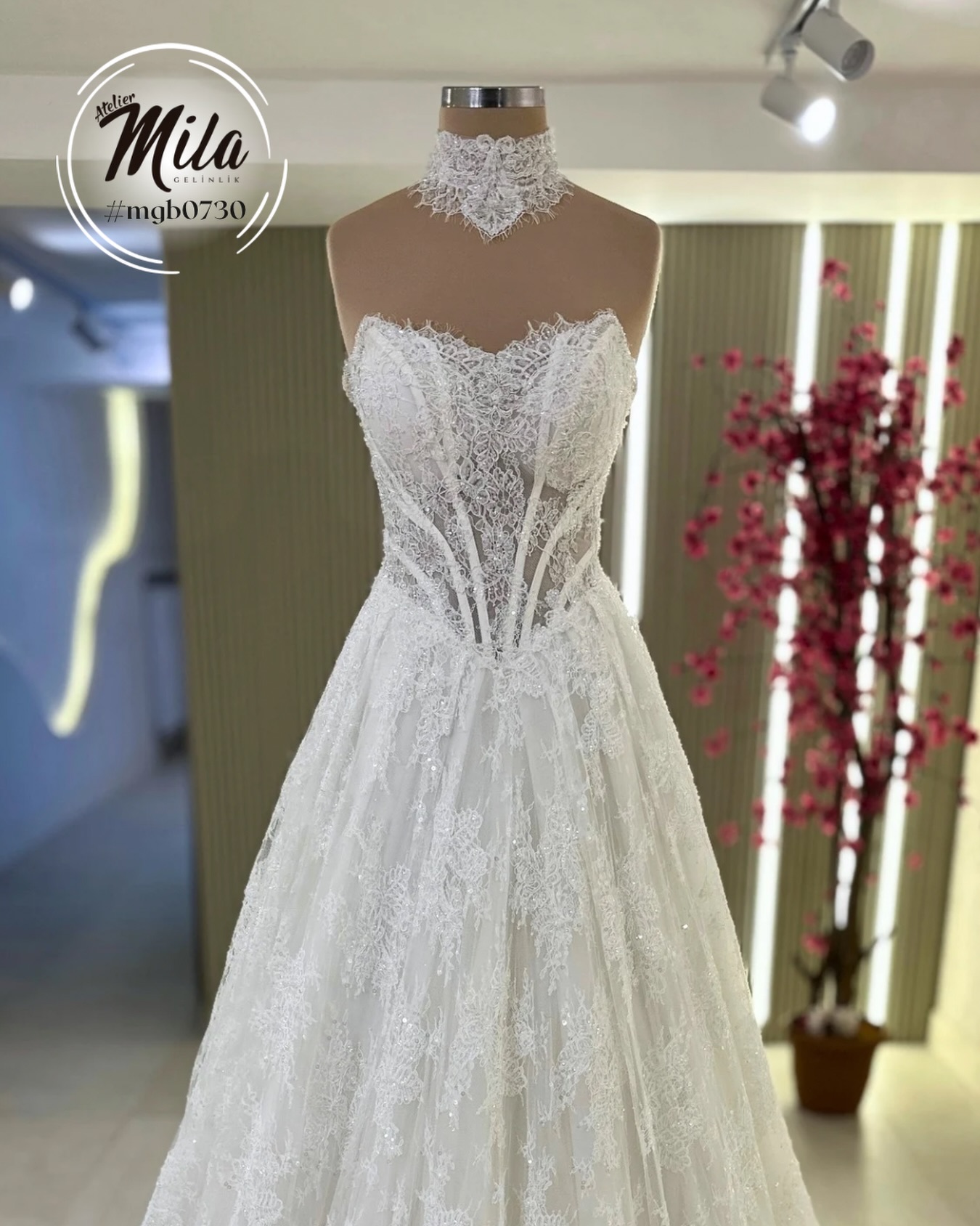 Masalsı bir dokunuş, modern bir duruş... ✨
Atelier Mila koleksiyonunun en özel parçalarından biri olan #mgb0730 modelimiz ile tanışın. Zarif korse yapısı, ince işlenmiş dantel detayları ve bu sezona damgasını vuran özel boyunluk detayıyla, hayalinizdeki o asil görüntüyü gerçeğe dönüştürüyoruz.
En özel gününüzde hem rahat hem de büyüleyici hissetmek için tasarlandı. 💖
Gelinlik detaylarını yakından görmek ve prova randevusu oluşturmak için bize DM’den ulaşabilir veya profilimizdeki linkten randevu alabilirsiniz. 🗓️
#AtelierMila #GelinlikModelleri #2026gelinlikmodelleri #kadıköygelinlik