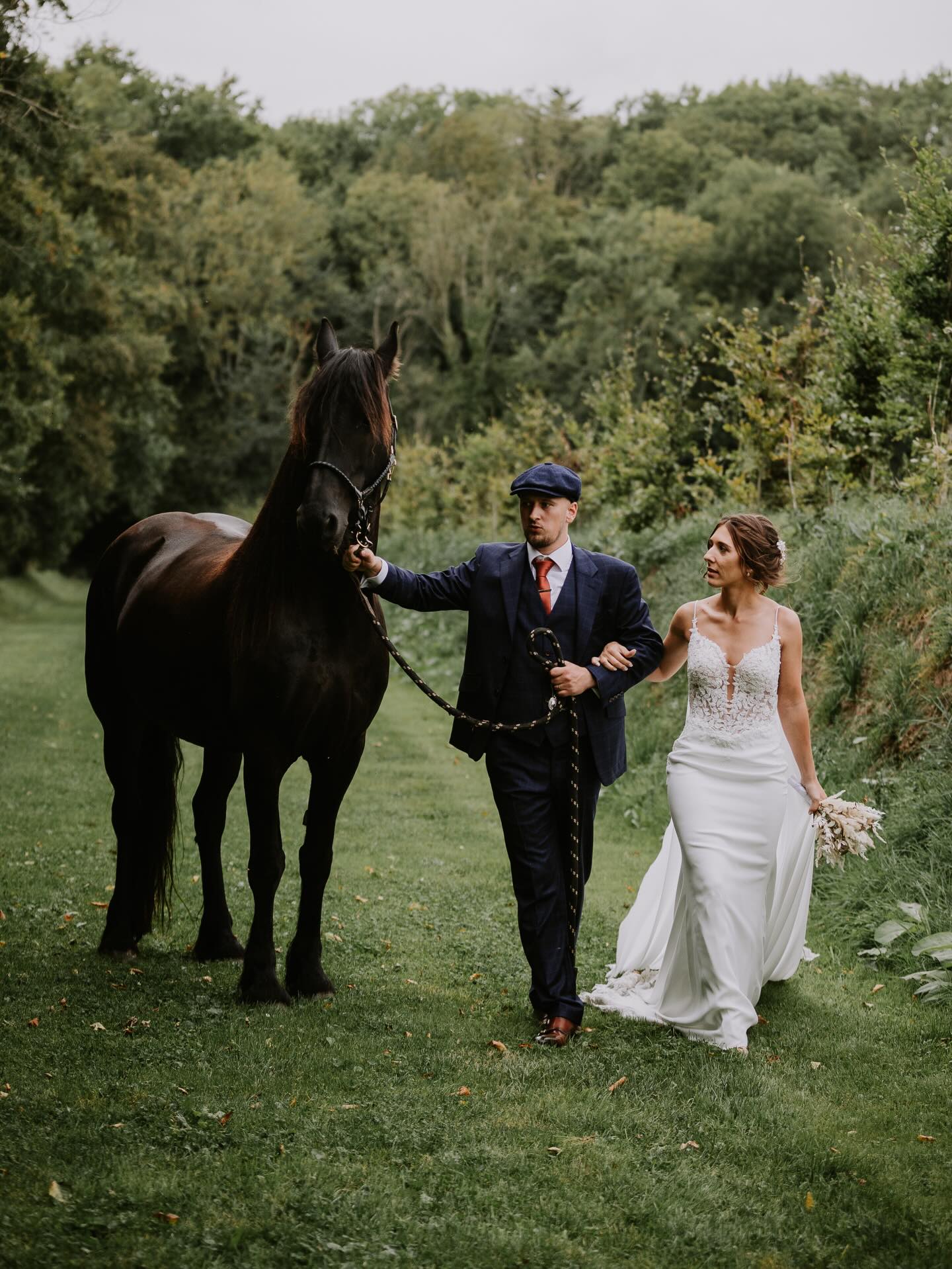 Il y a des mariages où l’on sent que rien n’a été laissé au hasard.
Un cheval majestueux.
Un costume impeccablement taillé.
Une robe délicate.
Des accessoires choisis avec soin.
Chaque détail avait sa place et participait à créer une ambiance unique.
Amandine & Raphaël avaient une idée bien précise de l’univers qu’ils voulaient pour leur journée. Un mélange d’élégance, de caractère et d’authenticité.
J’adore quand un mariage raconte quelque chose de ceux qui le vivent. Pas pour suivre une tendance, mais parce que chaque détail a du sens.
Et je crois que c’est ce qui rend leurs images si personnelles 🤍
#Mariage #PhotographeMariage #MariageNormandie #WeddingPhotographer