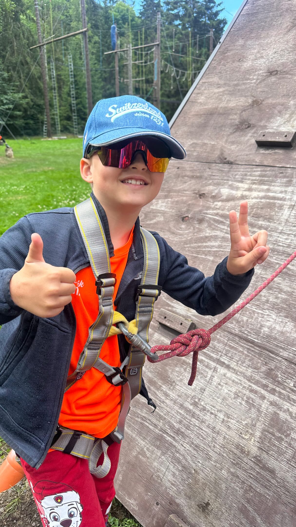 Park vysokých lan? To je přesně něco pro naše outdooráky! 🌲🧗 Čekala je pořádná dávka výzev, zábavy i adrenalinu. Překonávání překážek ve výškách prověří odvahu, obratnost!