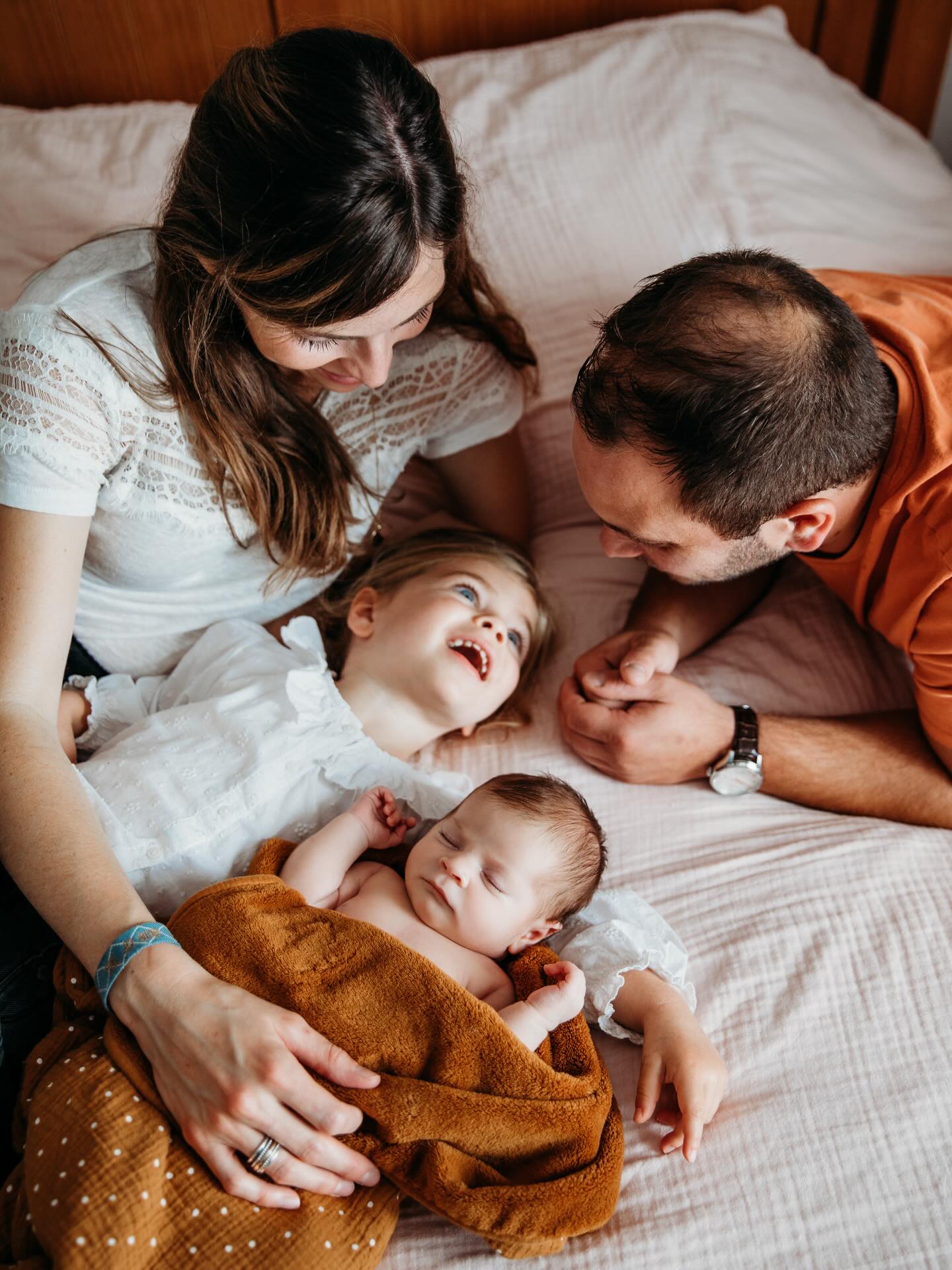 Cette photo n’est pas toute récente.
Mais je la regarde encore et je ressens exactement la même chose que le jour où je l’ai prise. Victoire, sa famille, ce lit grand lit, cette lumière du matin.
Personne ne pose. Personne ne regarde l’objectif comme il faut. Et c’est exactement pour ça qu’elle me plaît autant.
On me demande parfois des photos “parfaites”. Cadrées, léchées, où tout le monde sourit au bon moment.
Moi ce que je veux capter, c’est l’instant d’avant. Celui où personne ne fait semblant.
Alors peu importe que ce soit récent ou pas. La douceur, elle ne se périme pas 💛
#seancephotofamille #photographerouen #photoshootlifestyle #photographiefamille