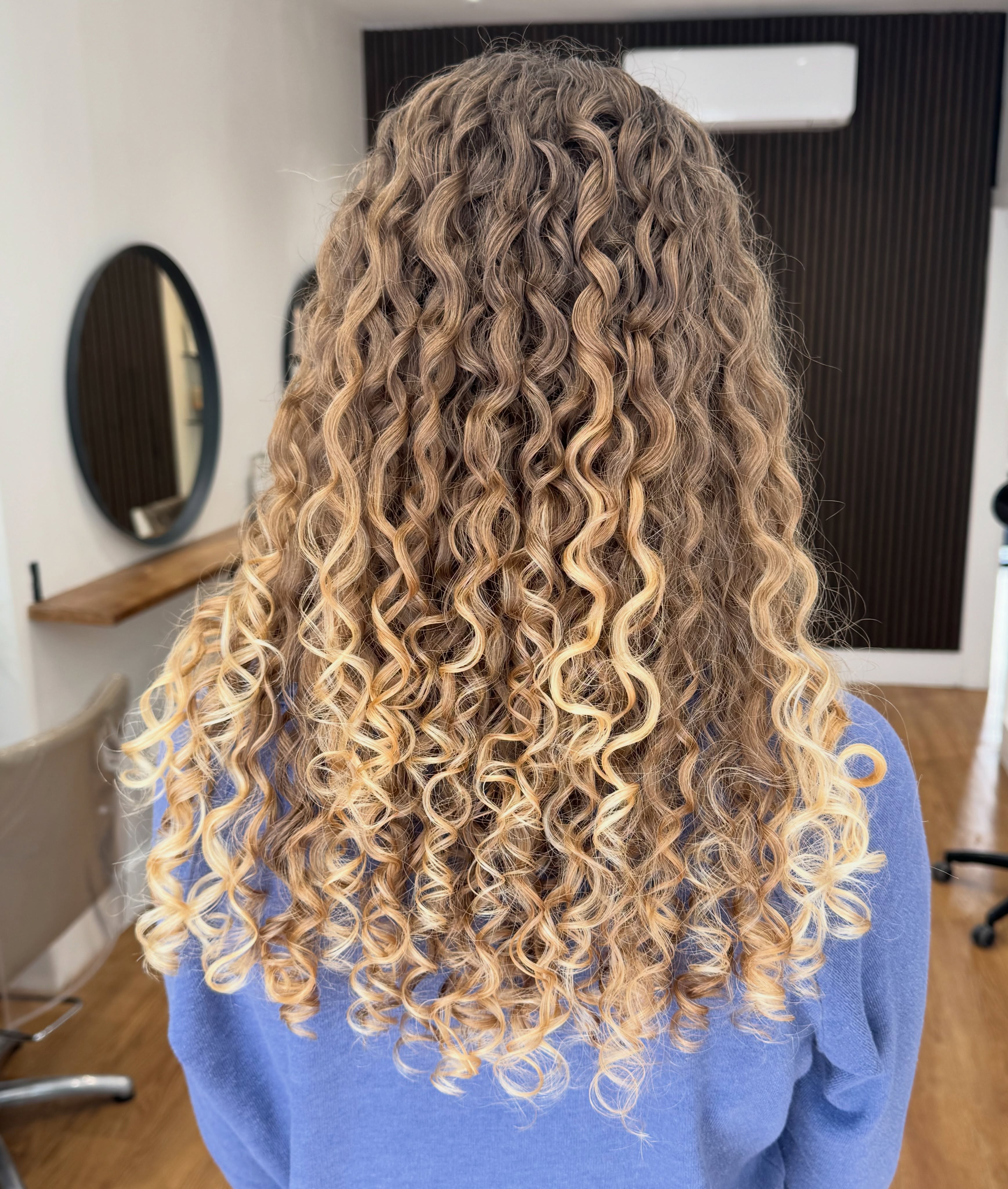 How STUNNING are these beautiful curls π«Άπ»
Did you know all our stylist have had curly hair training? We also offer curly hair cuts where the hair is cut curl by curl and includes a hydrating hair mask.
If your struggling to style or maintain your curls book in for a specialised curl cut with one of the team, they will share all their knowledge and tips on how to look after your curls day to day.
Cut and style by @hairstylist_sindy