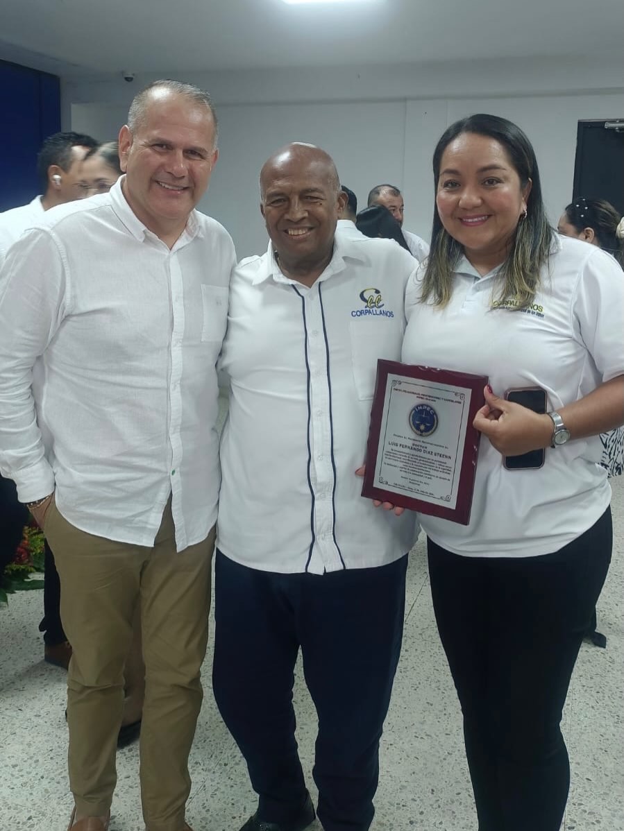 Hoy, en el marco de la conmemoración del Día del Guardián, liderado por el INPEC, en el municipio de Granada, Meta, fue condecorado nuestro Representante Legal, ing. Luis Fernando Díaz Stefenn, por su constante compromiso con la convivencia, la vocación de servicio y el trabajo incansable en favor de la comunidad.
Estamos muy orgullosos de este merecido reconocimiento, que refleja su liderazgo, entrega y compromiso con el bienestar de los ciudadanos. Felicitamos al ingeniero Luis Fernando Díaz Stefenn por este importante logro, que nos inspira a seguir trabajando con responsabilidad, dedicación y vocación de servicio. 👏🏼👏🏼