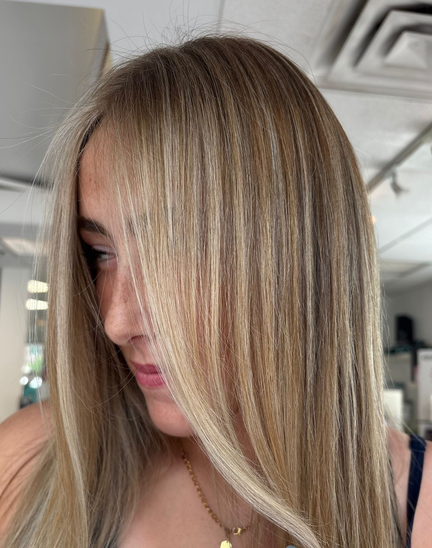 Proof that a little brightness can make a big difference ✨🤍
Brooke refreshed this lived-in colour with soft dimension and brighter tones for a natural, sun-kissed finish that grows out beautifully.
Ready for your own transformation? Book in today!
We 🤍 Hair
#BurnabyBC #BurnabyHairSalon #Burnaby #VancouverHairSalon #HairInspo #HairStylists #Joico #KevinMurphy #HairExtensions #BrentwoodMall #TheAmazingBrentwood #BrentwoodBurnaby #selflove #selfcare