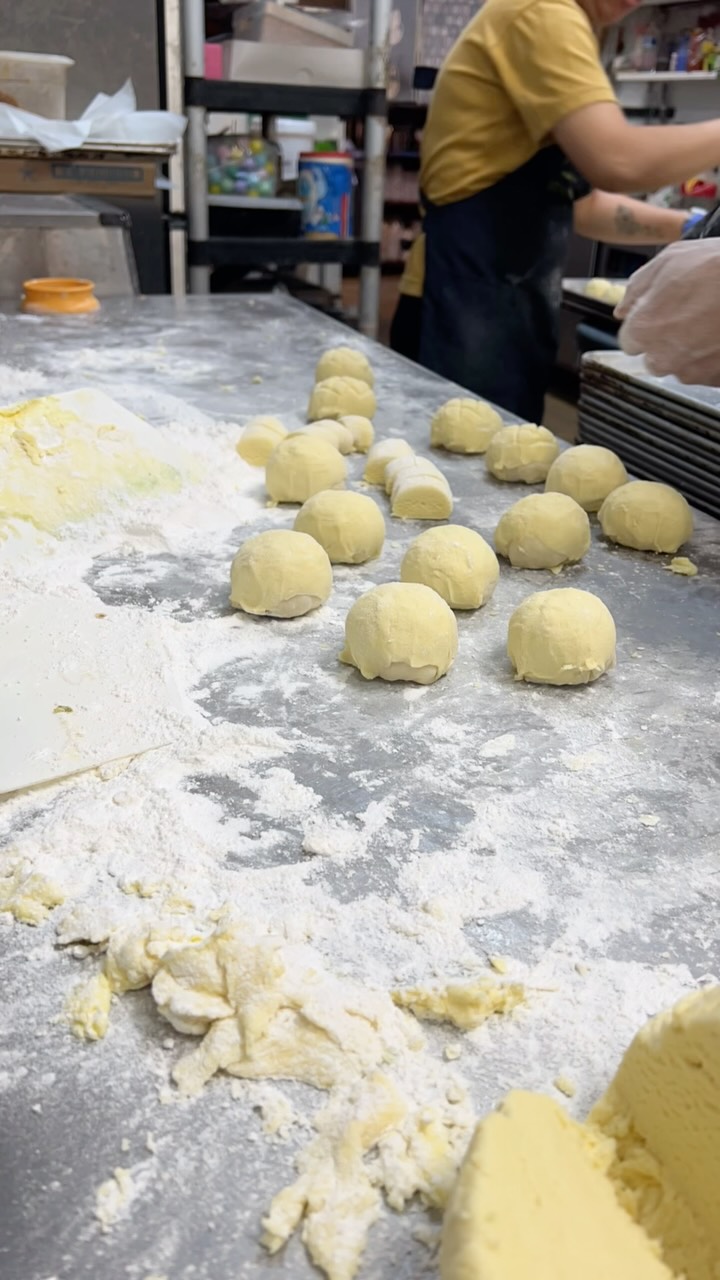 Can you guess what we’re making?
#bakerylife #bakery #kikibakery #production #productivity