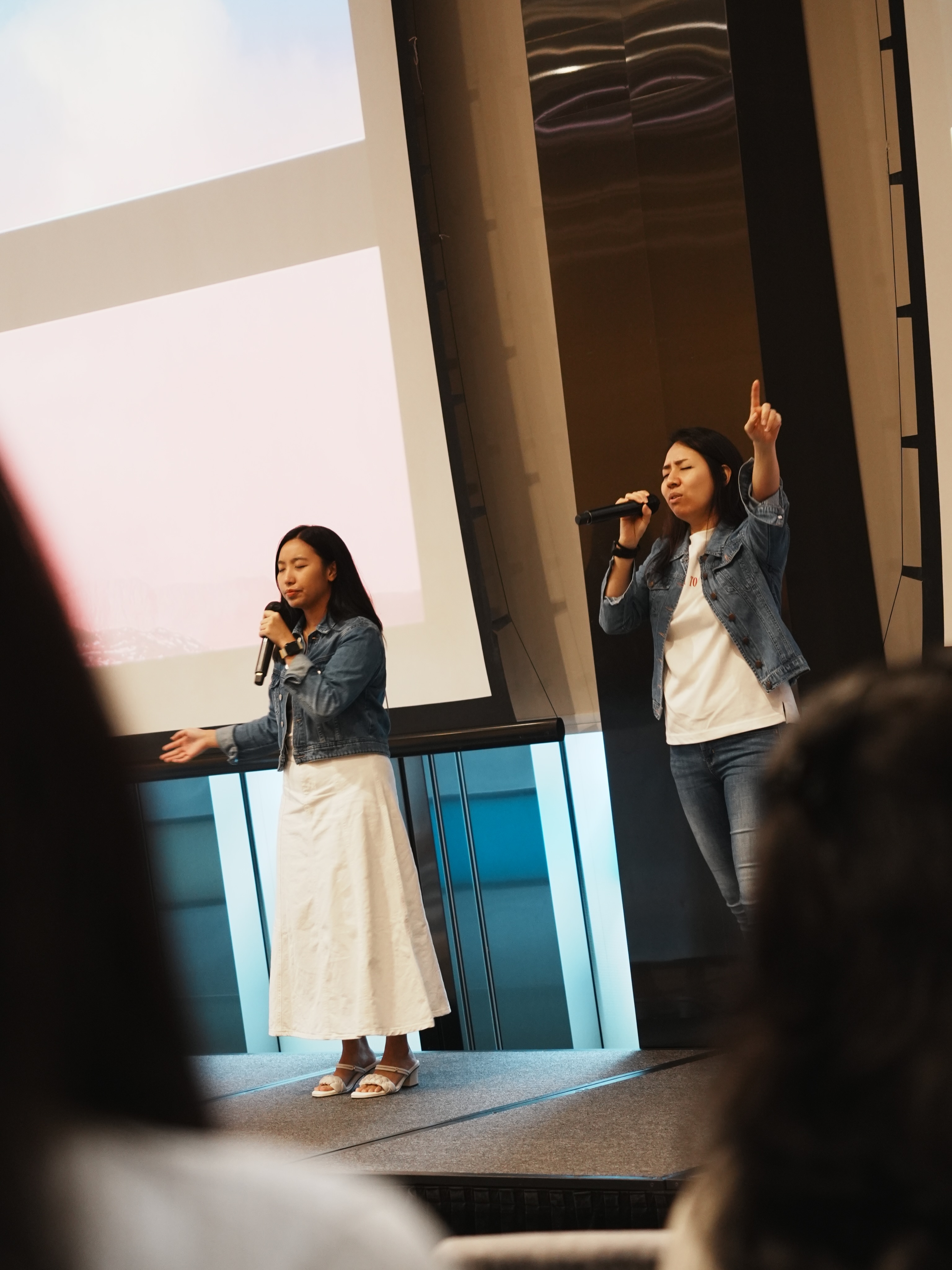 Hands lifted.
Hearts open.
Jesus at the center. ✨