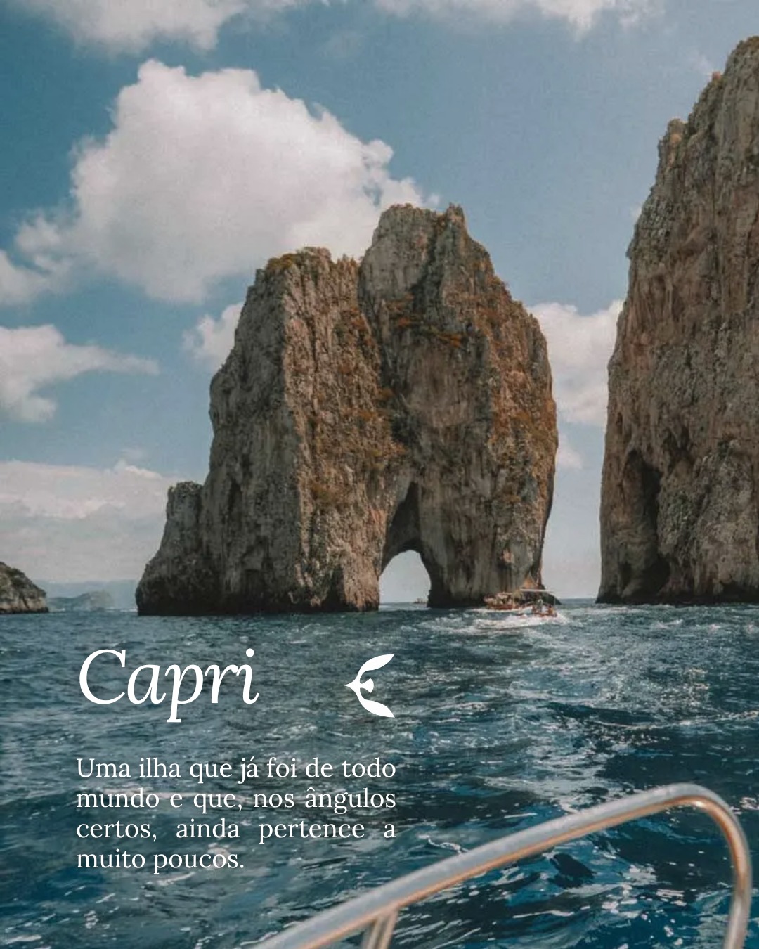 Certos lugares dispensam apresentações, mas requerem mais cuidado.
Capri não é um destino superado. Mas é um destino por vezes mal aproveitado - e há uma diferença grande entre as duas coisas.
A ilha carrega uma reputação de superlotação que, na prática, depende muito de como a viagem é desenhada. Com timing e os parceiros certos, pode entregar um dos verões mais bonitos da Itália.
Existe uma Capri mais silenciosa que não exige segredo - exige repertório. Os destinos que todo mundo conhece são os que mais precisam de uma boa curadoria.
Aqui cuidamos de tudo para que a sua experiência seja a melhor possível.