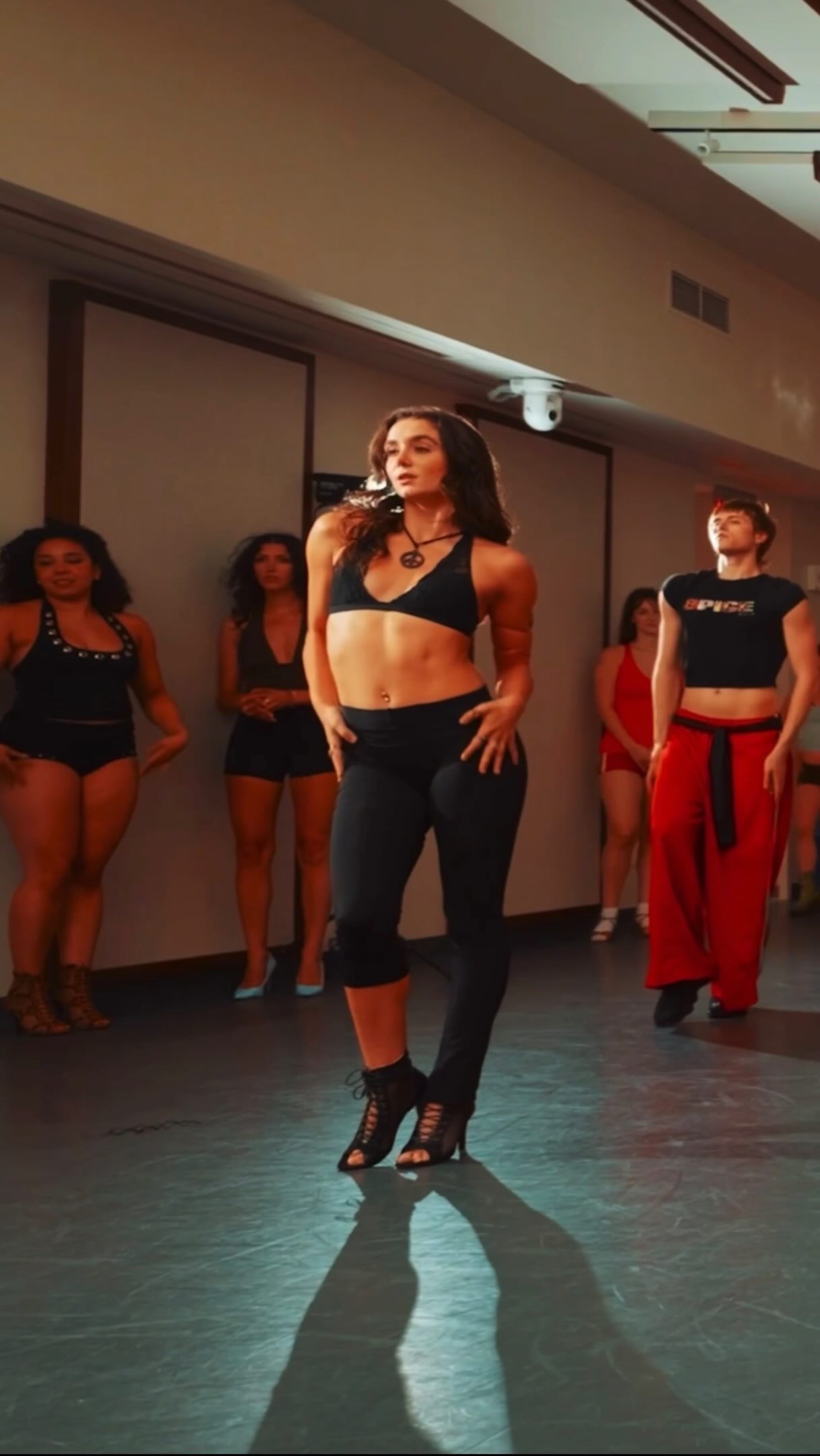 oh me oh my its fun to dance around in a heel, trying something new and it feels so good, the most epic class by absolute icons @mettebirdy @marierosebaramo
🧠: @mettebirdy @marierosebaramo
🎥: @jacob.hiss