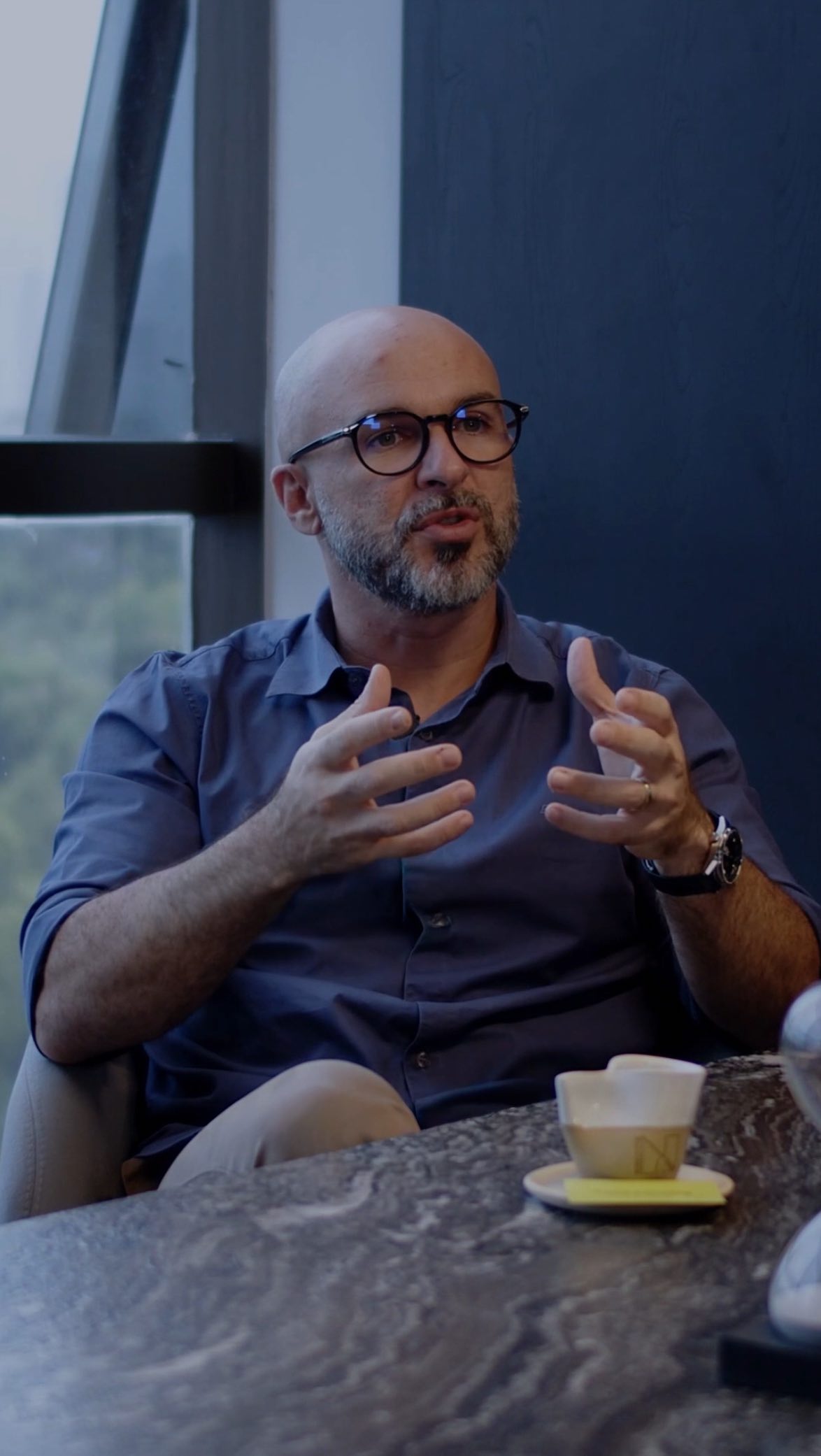 No VITRA, a assinatura de Ricardo Nogueira* (@nogueira.arquitetos) emerge como uma ruptura dos códigos convencionais das torres empresariais. A verticalidade rígida cede lugar a uma volumetria fluida, orgânica e acolhedora. Curvas suaves, fachadas envolventes e a materialidade que equilibra vidro, madeira e vegetação expressam mais que estética: traduzem propósito, humanização e inteligência espacial.
Um edifício corporativo que se converte em linguagem da cidade, mas sobretudo traduz a expressão de um tempo que exige precisão e sensibilidade em igual medida.
*Ricardo Nogueira, arquiteto e sócio-fundador do escritório Nogueira Arquitetos, é uma referência na criação de espaços contemporâneos que combinam elegância, funcionalidade e inovação. Sua prática na arquitetura destaca-se por projetos em múltiplas escalas, produzidos por uma equipe talentosa e plural, com o objetivo de transformar ambientes em experiências que enriquecem vidas.
VITRA Corporate Design.
Projetado para ser visto. Pensado para fazer sentido.
📍Av. Hermes da Fonseca (ao lado do 16º RI)
#AtlantisConstruções #VitraCorporateDesign