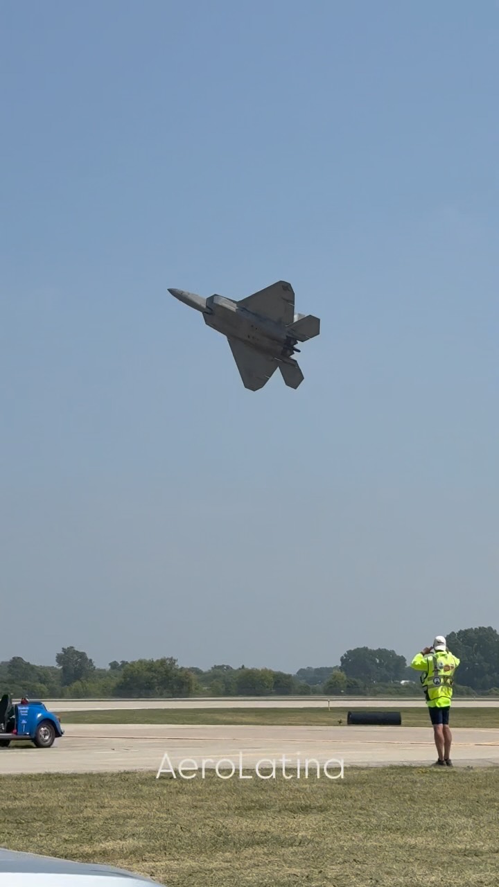 O magnífico caça F-22 Raptor realizando uma bela puxada no estilo americana durante o EAA AirVenture Oshkosh 2026.
#aviation #aviationlovers #reels #avgeek #oshkosh
