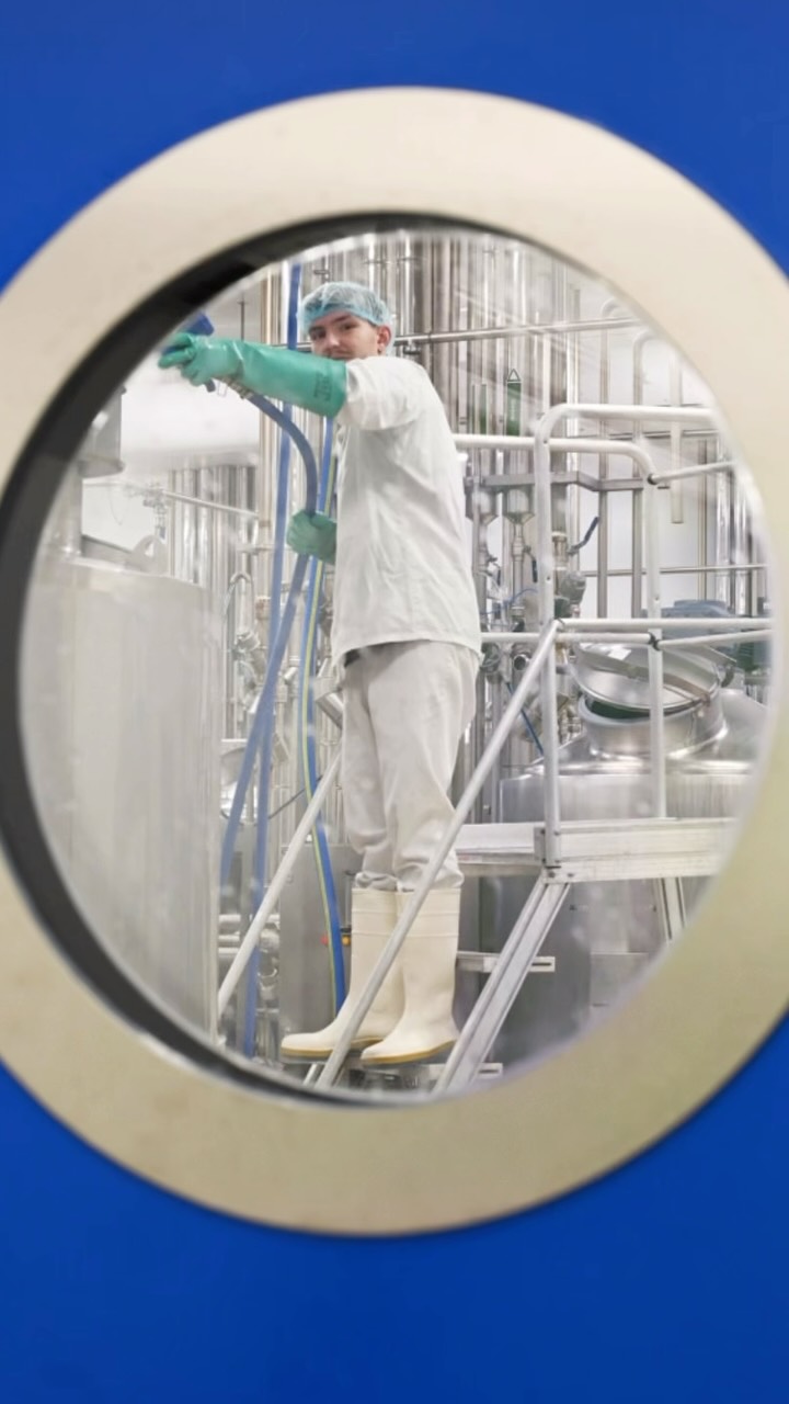 Chez Biochamps, chaque produit raconte une histoire… mais surtout celle des femmes
et des hommes qui le fabriquent💚
Derrière chaque yaourt, il y a des mains expertes, de la passion et un savoir-faire partagé au quotidien à la laiterie 🥛✨
Aujourd’hui, on vous présente celles et ceux qui donnent vie à Biochamps 👋
📸 Merci à @romanemignee pour ces photos
#Biochampslaiterie #Laiterieartisanale #SavoirFaire #BioDepuis1982 #FabriquéAvecPassion
