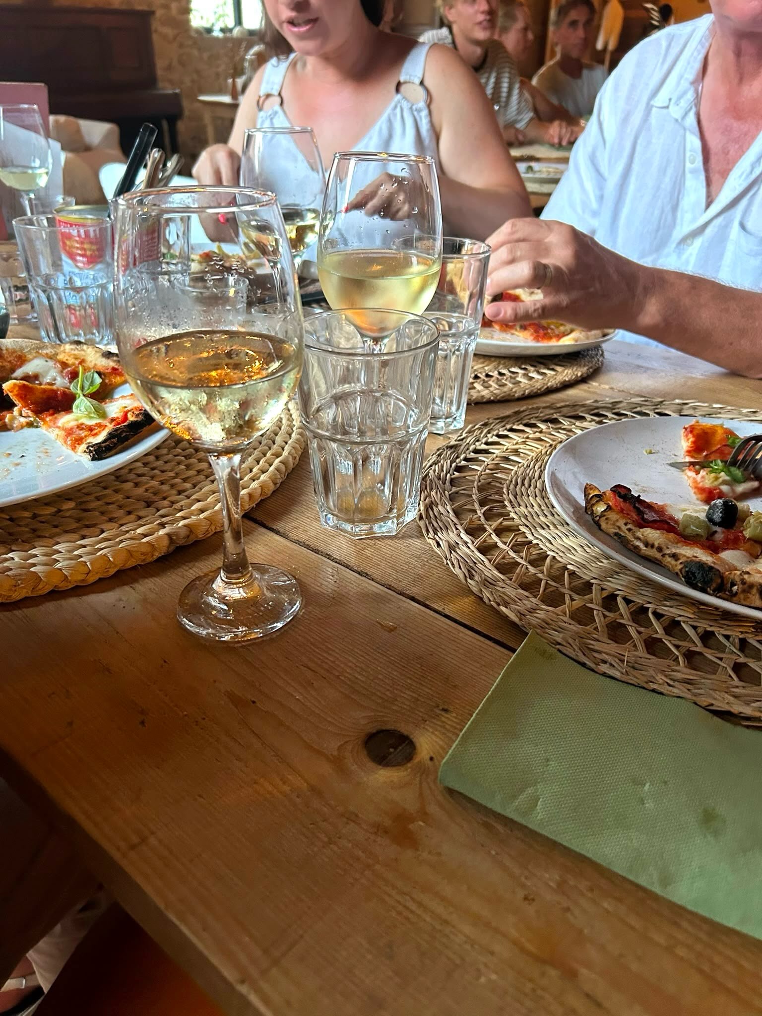 Sunday evening at Domaine de Capies, a lovely family run business with wood fired pizzas and salads in a beautiful setting. Another family friendly gem just a short drive from Pincardel. 🍕 🥗