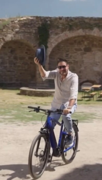 RUND ums RAD 🚲 bei der heurigen MADAMA BUTTERFLY ⛩️ https://on.orf.at/video/14331623/rund-ums-rad @clemensunterreiner @operburggars_official @orf #ClemensUnterreiner #madamabutterfly #operburggars #rundumsrad #news 📸©️ORF | Oper BURG GARS by Jürgen Hammerschmid | A. Anker