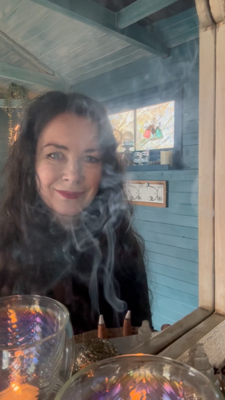 Isn’t it true that some days feel different? Good, bad or otherwise. Taking a moment to be truly present, gives a gentle feeling of peace… you can transform the way you feel with practice💫
#workinglikeawitch #theawenroom #witchesofinsta #aussiewitches