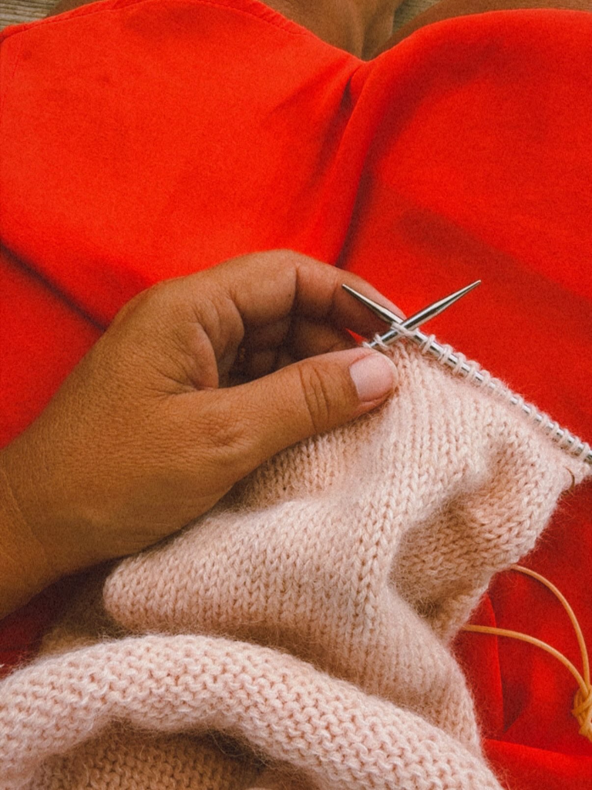 J’avance sur mon tricot rose Pépètes. 🩰 Et je suis toujours aussi contente quand je vois cette jonction des épaules entre le dos et le devant.
Pour avoir ce rendu si net, je vous l’ai déjà partagé ici notamment dans un des derniers reels. ✨ Le geste est de relever les mailles en piquant bien à travers le V de la maille.
Fils . kms et msw @yarnbysimone
______________________________
#atelieremiliedesigns
tricot - Knit - knitting -
