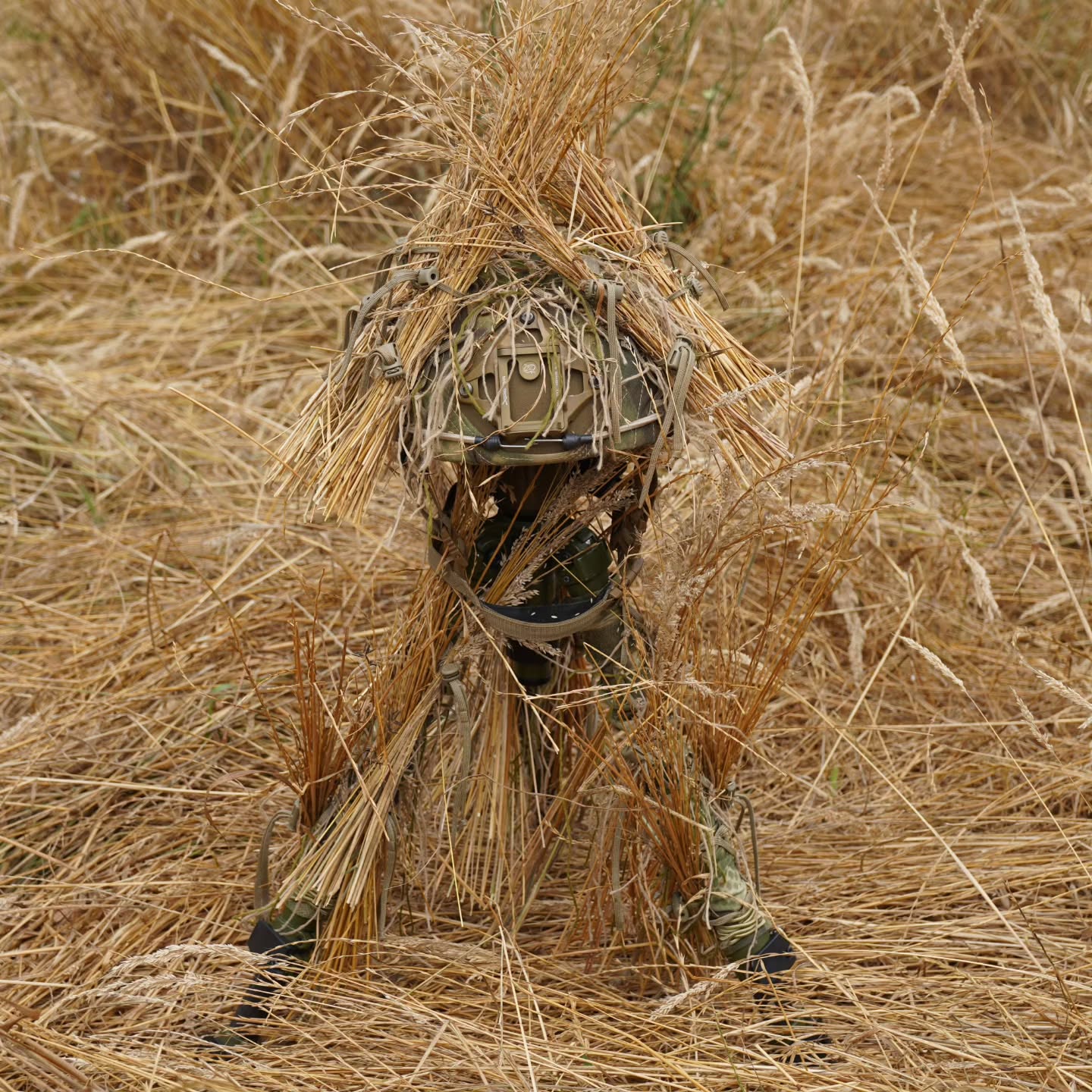StalkLand Legacy Recce Helmet & Tripod Cover. Providing the End-User with Ghillie quality concealment for thier Helmet and Tripodπ₯ππ€π»
* The Legacy Recce Helmet & Tripod Cover allows natural foliage to be attached, enabling superior camouflage to match the surrounding environment.
* Para-cord Grid-lattice + integrated Vegetation-Tie-Cords w/ Cord Locks enable fast, easy, and secure full vegetative coverage of the Helmet Cover and Tripod Legs.
* Restricts/dampens noise during impact and scraping
* 57/43 NyCo Extreme IHWCU nIR-Blending textile produced by Brookwood Rolled Goods exclusively for Sniper Dynamics.
@brookwoodcompanies @mmitextiles @tacticalconcealment @hogsaddle_official