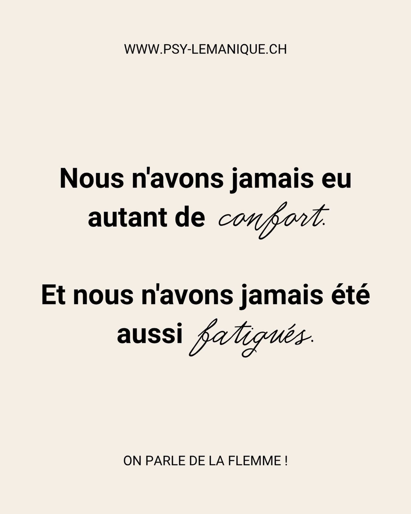 Nous n’avons jamais eu autant de confort. Et nous n’avons jamais été aussi fatigués.
Ce n’est pas une contradiction. C’est une conséquence.
On imagine le repos comme une question de confort : un bon matelas, la climatisation, des vacances bien remplies. Pourtant, le cerveau ne récupère pas en consommant du confort. Il récupère lorsqu’il peut enfin ne plus être en mode “tâche”.
C’est le rôle du réseau du mode par défaut (Default Mode Network), qui s’active lorsque l’esprit vagabonde, rêve ou s’ennuie. C’est dans ces moments que le cerveau consolide les souvenirs, traite les émotions et récupère réellement.
Le problème ? Notre confort moderne ne nous laisse presque jamais cet espace. Téléphone, podcasts, séries, notifications… Chaque sollicitation maintient le cerveau en activité. Nous nous divertissons beaucoup. Nous nous reposons peu.
C’est pourquoi certaines vacances laissent un goût de fatigue. Nous avons tout fait, tout vu, tout photographié… mais rarement laissé notre cerveau ne rien faire.
Cet été, essayez autre chose.
Une marche sans podcast. Un trajet sans téléphone. Quelques minutes d’ennui assumé.
Le vrai luxe n’est peut-être plus dans le confort.
Il est dans le vide que vous oserez laisser exister.
Votre psy préférée, qui vous souhaite de vous ennuyer un peu, beaucoup, passionnément.
Sources : Biology (2025) ; Social Cognitive and Affective Neuroscience ; Scientific Reports (2017).
#fatigue #santementale #neuroscience #repos #psychiatrie