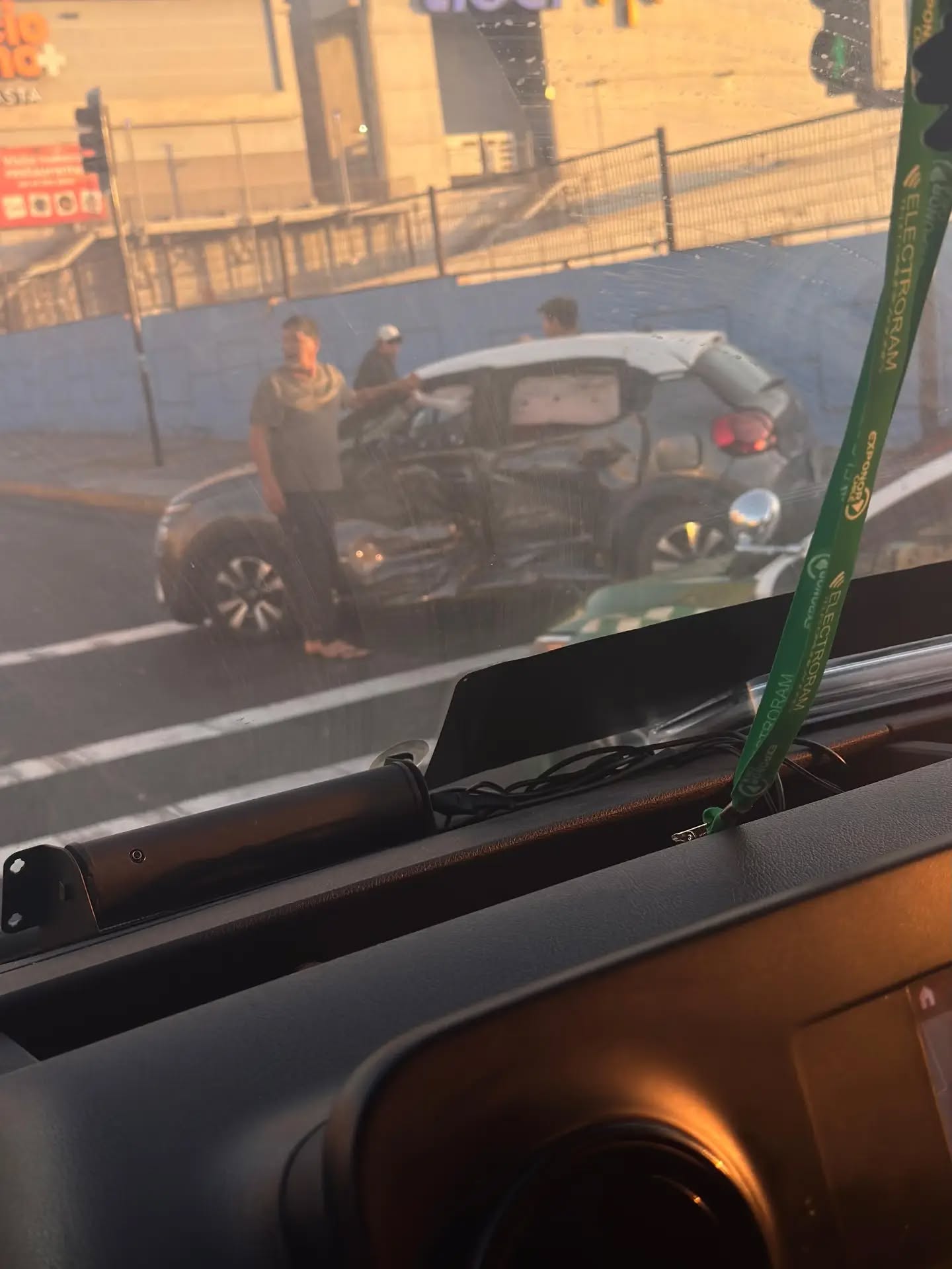 ������ Bomberos de #Antofagasta procede a despachar a sus unidades Q-1, BR-4 y B-6 hasta la intersección de Av. Pérez Zujovic y Rio de Janeiro. Como información preliminar. Colisión de vehículos menores.