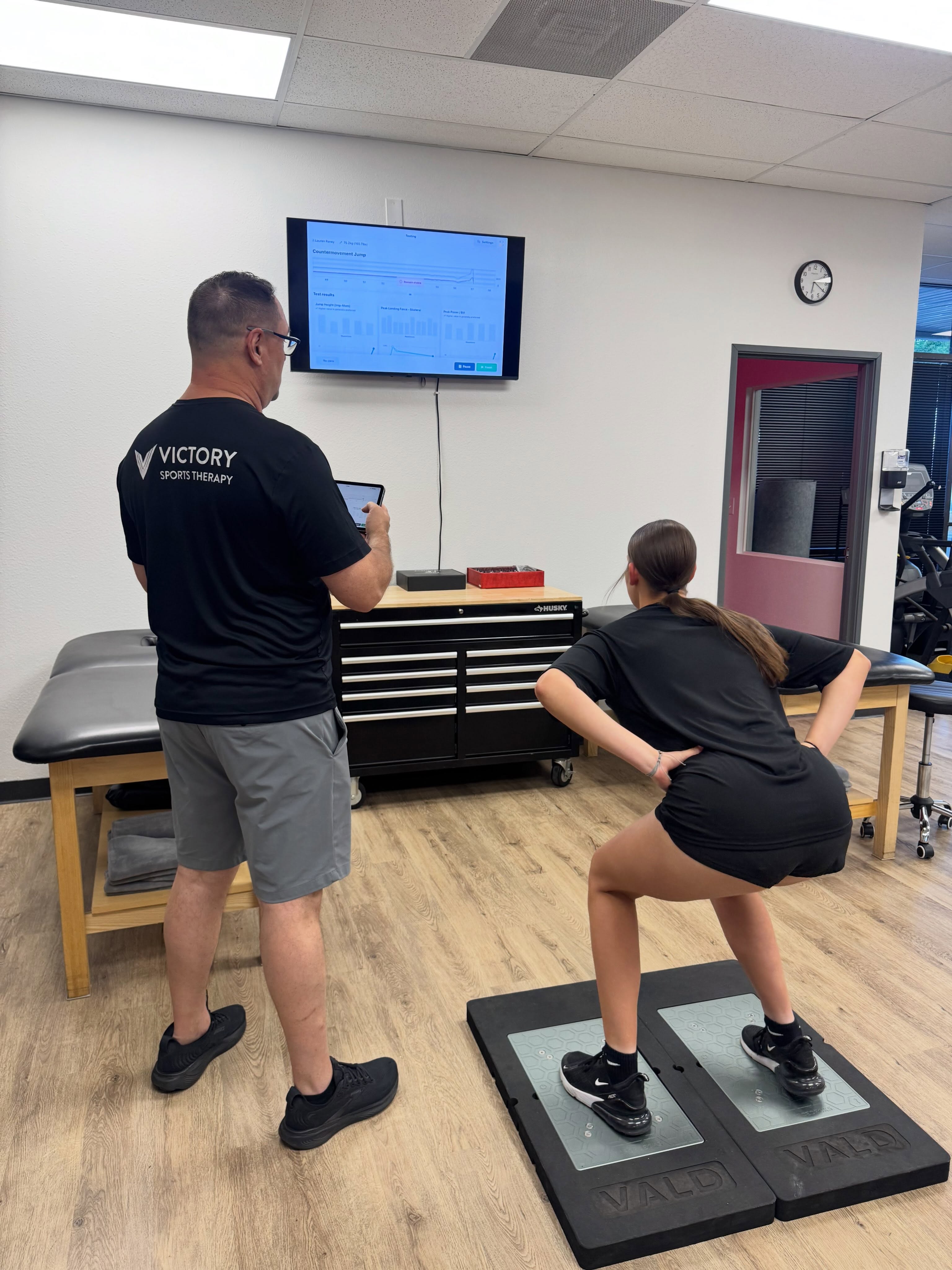 “Cleared to play” and “ready to play” are not the same thing.
I’ve tested athletes who were medically cleared and had a 62% quad symmetry.
That’s not ready. That’s a reinjury waiting to happen.
Some of the RTS battery I run every athlete through before clearance:
→ Isometric quad and hamstring strength — both limbs, Nm/kg
→ Limb symmetry index — must hit ≥90%.
→ Single-leg vertical jump on force plates — height, power, landing mechanics
→ Reactive strength — the SSC efficiency your sport actually demands
One number doesn’t clear an athlete. The whole profile does.
If you want objective data before you let your athlete back on the field — DM me TEST