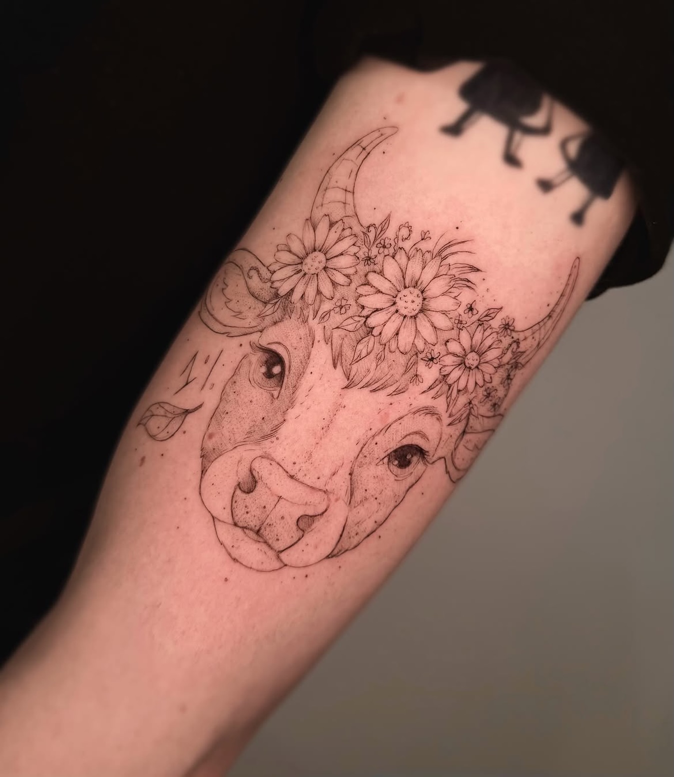 A little bit of magic, blooming into life ✨🌼
This beautiful fine line piece was created @minuetta.ttt , combining a sweet little animal portrait with delicate flowers and intricate details.
Dreaming of a custom piece like this? Send Minuetta a DM and let’s bring your idea to life. 🤍
#SoulOfInk #CopenhagenTattoo #FineLineTattoo #AnimalTattoo #FloralTattoo