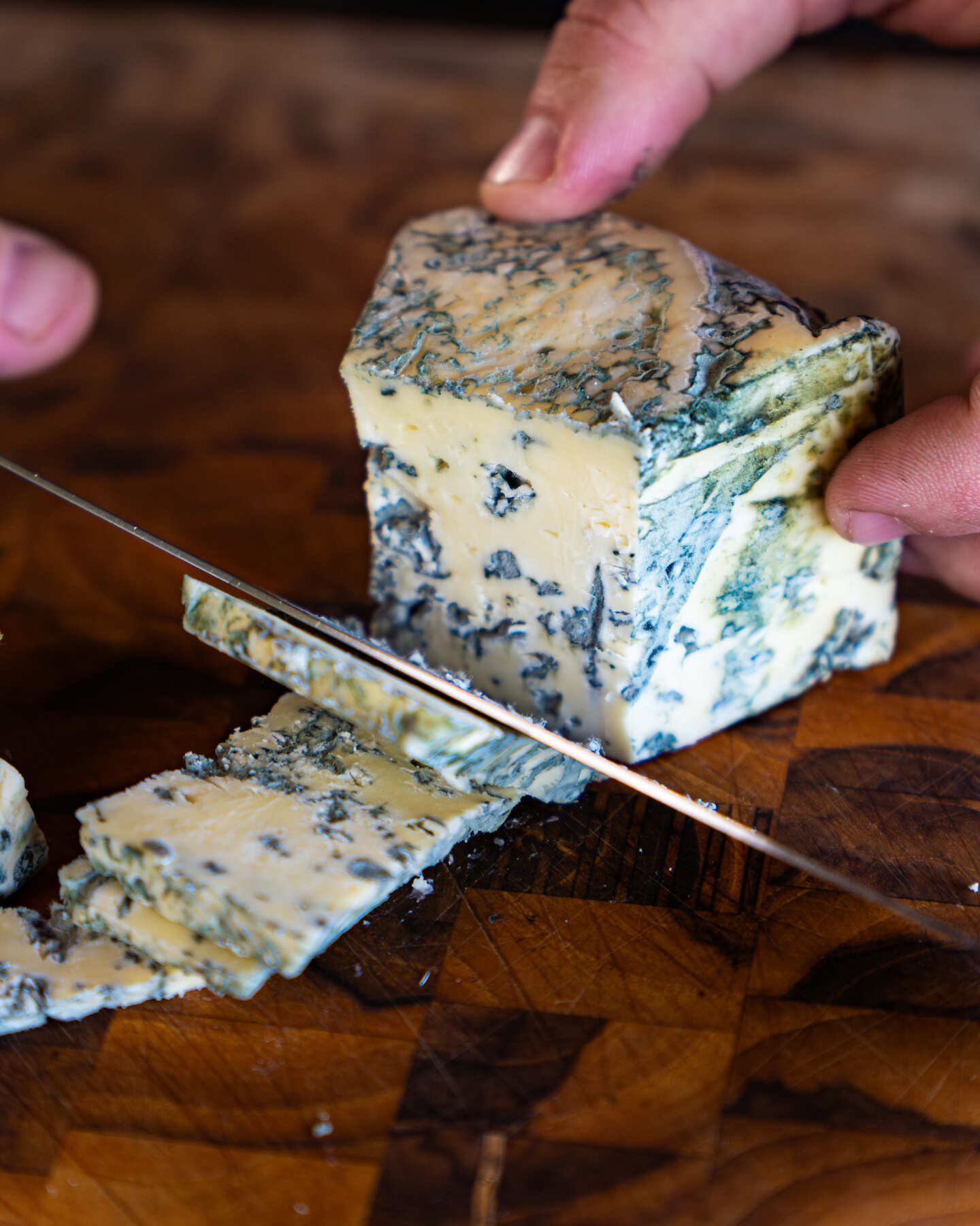 Pra quem gosta de queijo com personalidade. 🧀
O nosso Maturado com Mofo Azul tem aquele sabor intenso e marcante que conquista até quem acha que não curte.
Intenso, cremoso e com aquele toque de ousadia que só o mofo azul entrega.
Já provou o nosso?