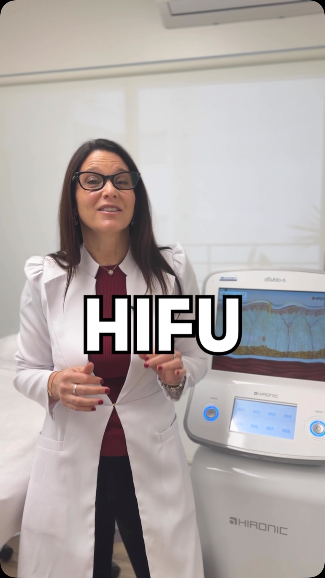 ✨ **¿Qué beneficios tiene el HIFU y dónde actúa?**
El **HIFU —ultrasonido focalizado de alta intensidad—** trabaja en profundidad, sin dañar la superficie de la piel.
🔹 **En el rostro:** actúa en la dermis profunda y en el sistema músculo-aponeurótico superficial, estimulando la producción de nuevo colágeno. Ayuda a mejorar la flacidez, definir el óvalo facial, marcar el contorno mandibular y tensar zonas como el cuello y la papada.
🔹 **En el cuerpo:** trabaja sobre el tejido adiposo subcutáneo y las estructuras de sostén. Puede utilizarse para mejorar la flacidez y reducir adiposidad localizada en abdomen, brazos, muslos y otras zonas seleccionadas.
Los resultados son **progresivos**: comienzan a percibirse durante las primeras semanas y se observan con mayor claridad a los **3 o 4 meses**, cuando avanza el proceso de remodelación del colágeno.
El HIFU no es un tratamiento para bajar de peso. La indicación, la profundidad y la cantidad de sesiones deben adaptarse a cada paciente luego de una evaluación médica.
📲 **Turnos y consultas: 11 6666-2868**
#HIFU #UltrasonidoFocalizado #FlacidezFacial #FlacidezCorporal #RejuvenecimientoFacial ContornoFacial ÓvaloFacial Papada Colágeno TratamientoCorporal DermatologíaEstética MedicinaEstética DoctoraBuonsante