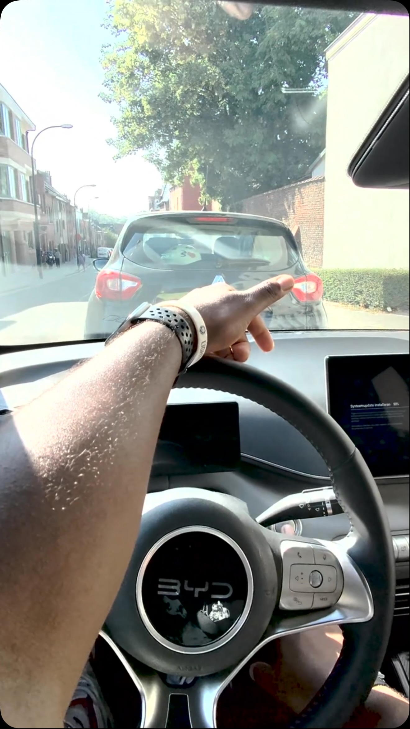 Electric Cars for Dummies: Chapter 1. ⚡
There I was, ready for my first drive in the BYD Dolphin Surf… only to find out I had to wait for the software update to finish first. 😅
Let’s just say the car knew more than I did.
Every new experience starts with a lesson.
Big thanks to @byd.belgium for letting me experience the future of driving.
Lightning goes electric. ⚡