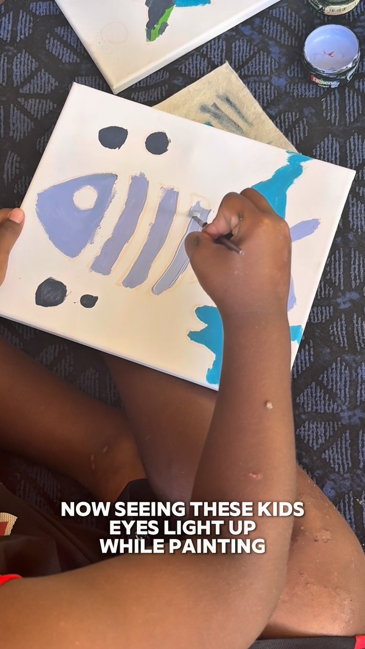 When I was a kid, I always dreamed of having beautiful coloured pencils and art materials, but my mum could barely afford them for me. Now, seeing these kids’ eyes light up while painting makes me so grateful for all the experiences life has given me and for being here today, able to share a little bit of it with them. Thank you to everyone who supports me and helps me keep following my dreams. I’m just a dreamer, an artist who loves sharing my colourful world with yours. Be kind, dream big, and enjoy life!
#becolourful #vinaka #fiji #village #frommycolourfulworldtoyours