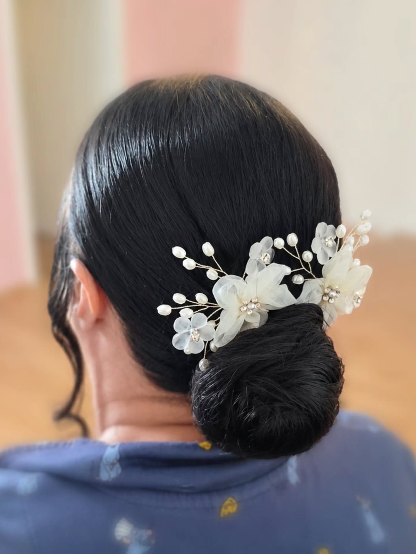 Brautstyling | 18.07.2026 🤍
Brautfrisur
@renner.makeup
Ein eleganter Low Bun – zeitlos, klassisch und mit viel Liebe zum Detail gestylt. ✨
Die perfekte Brautfrisur für alle, die sich einen stilvollen Look wünschen.
#brautfrisur #lowbun #bridalhair #weddinghair
#braut2026